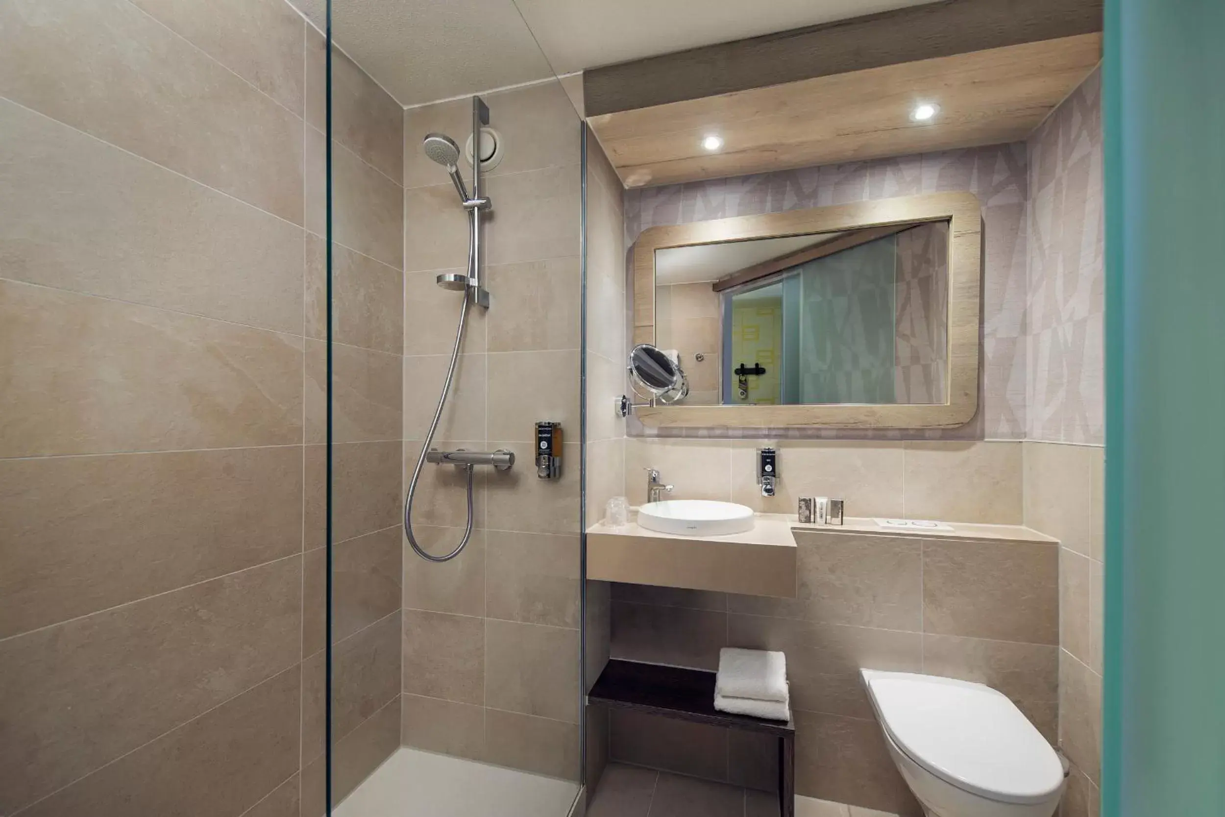 Shower, Bathroom in Inntel Hotels Amsterdam Centre