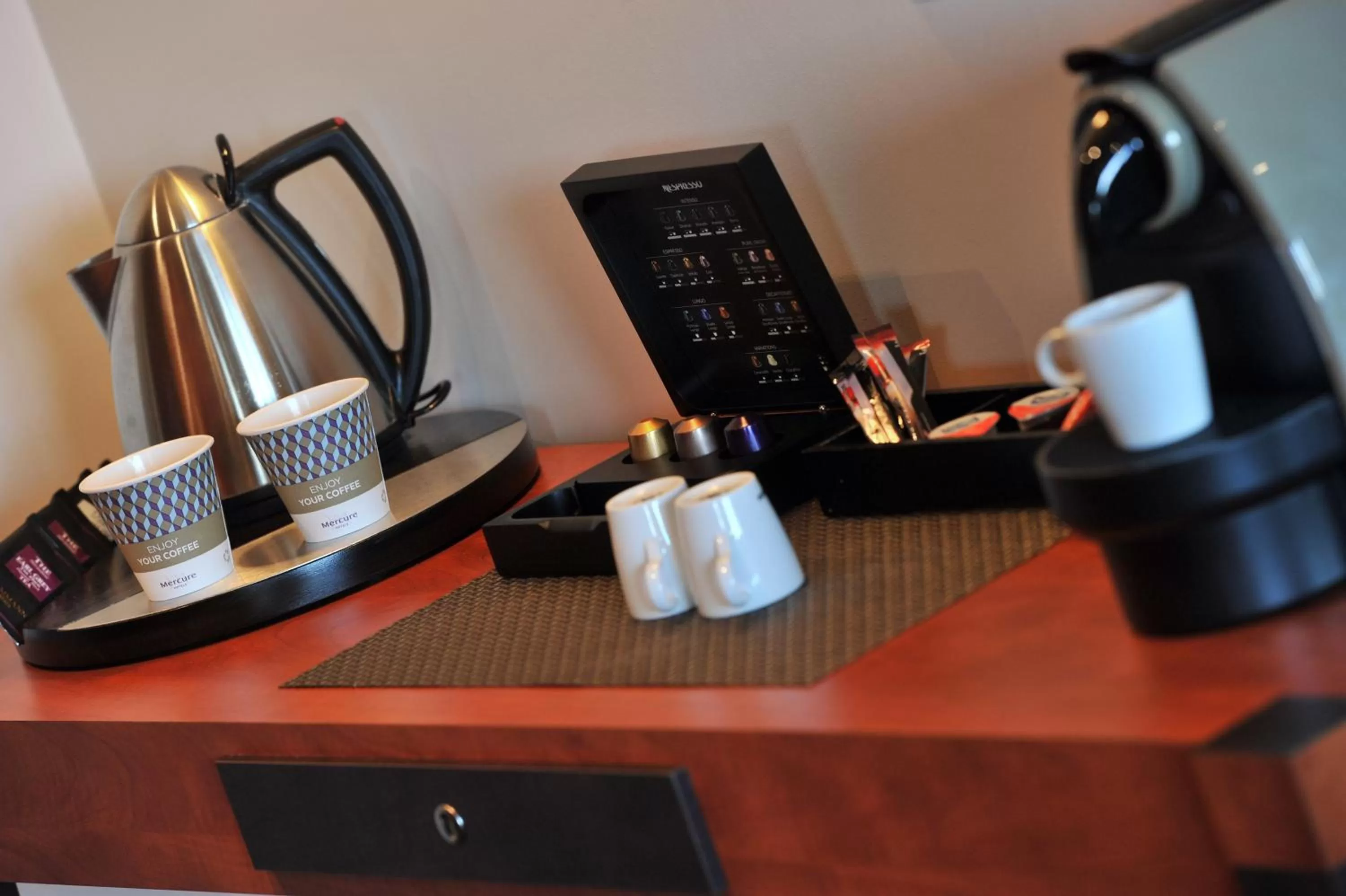 Coffee/tea facilities in Mercure Maurepas Saint Quentin