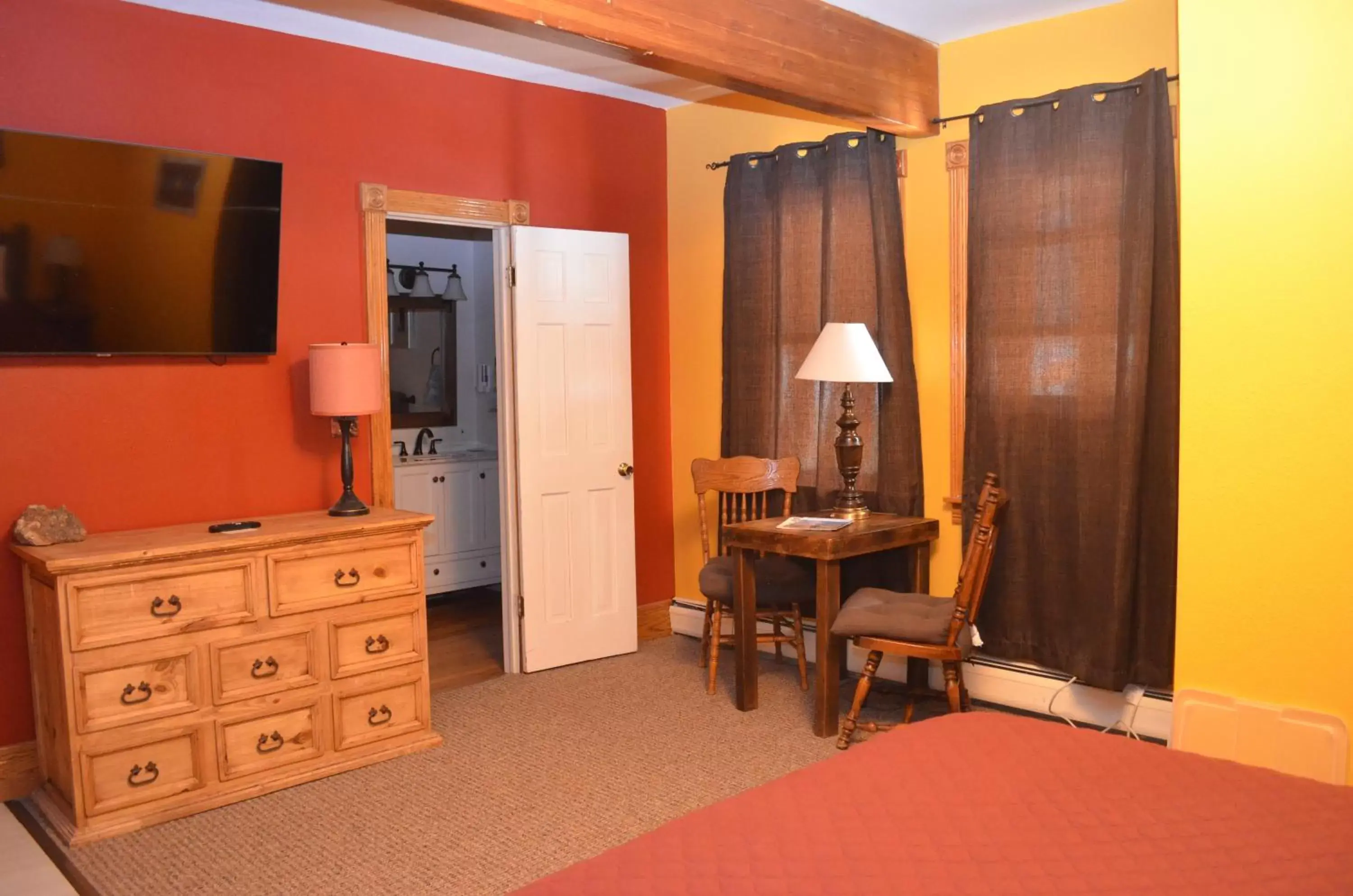 Bedroom, TV/Entertainment Center in The Ouray Main Street Inn