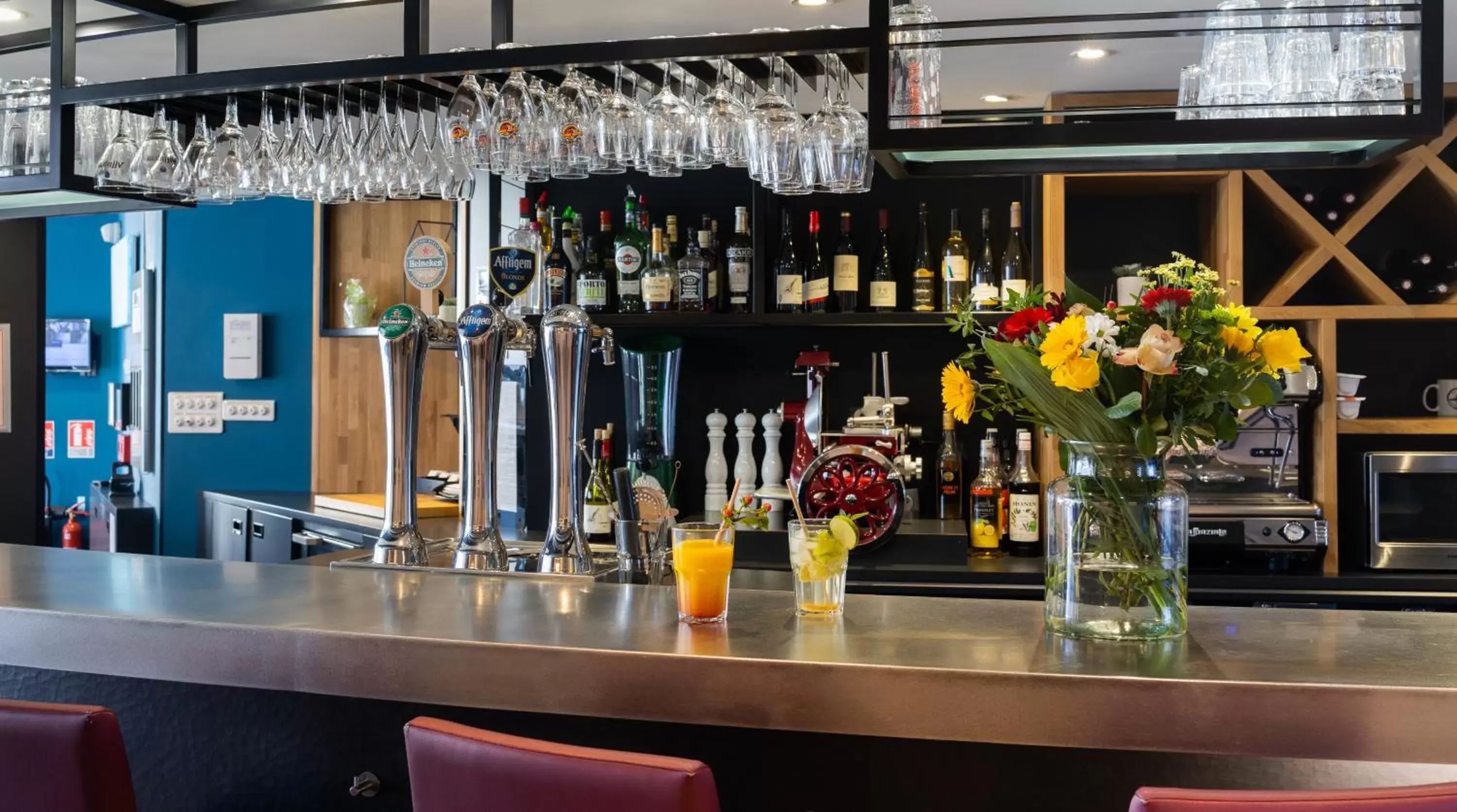 Lounge or bar in Holiday Inn Express - Le Havre Centre