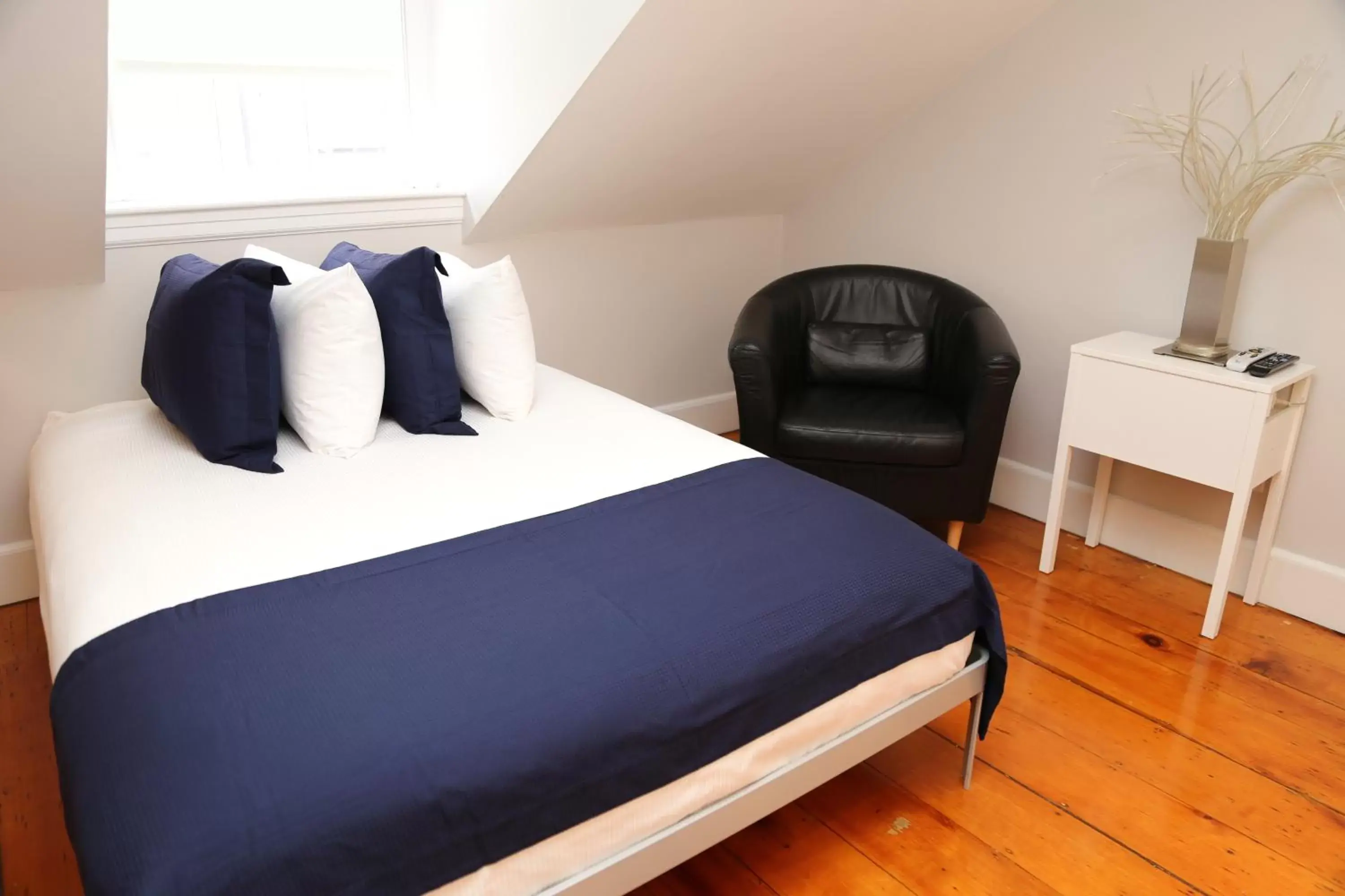 Bed in Charming & Stylish Studio on Beacon Hill #15