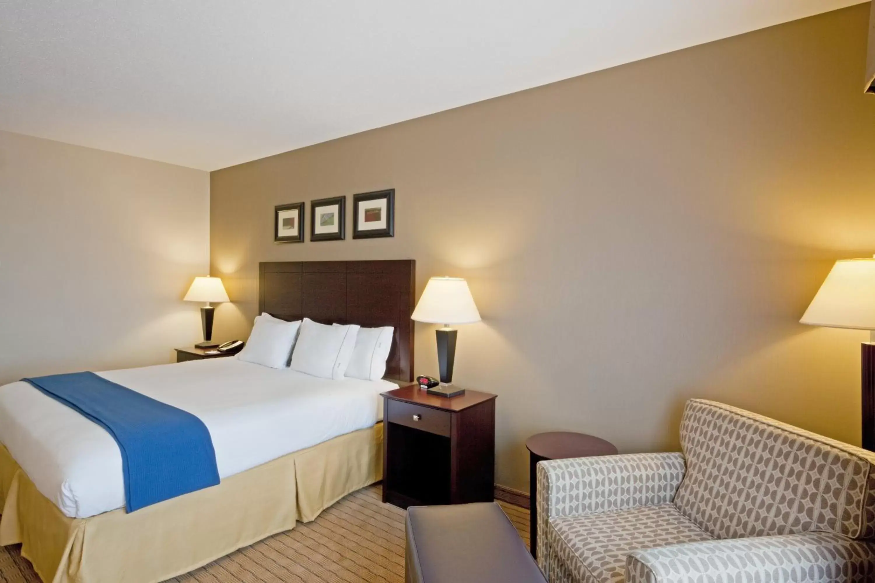 Photo of the whole room, Bed in Holiday Inn Express & Suites Malone, an IHG Hotel