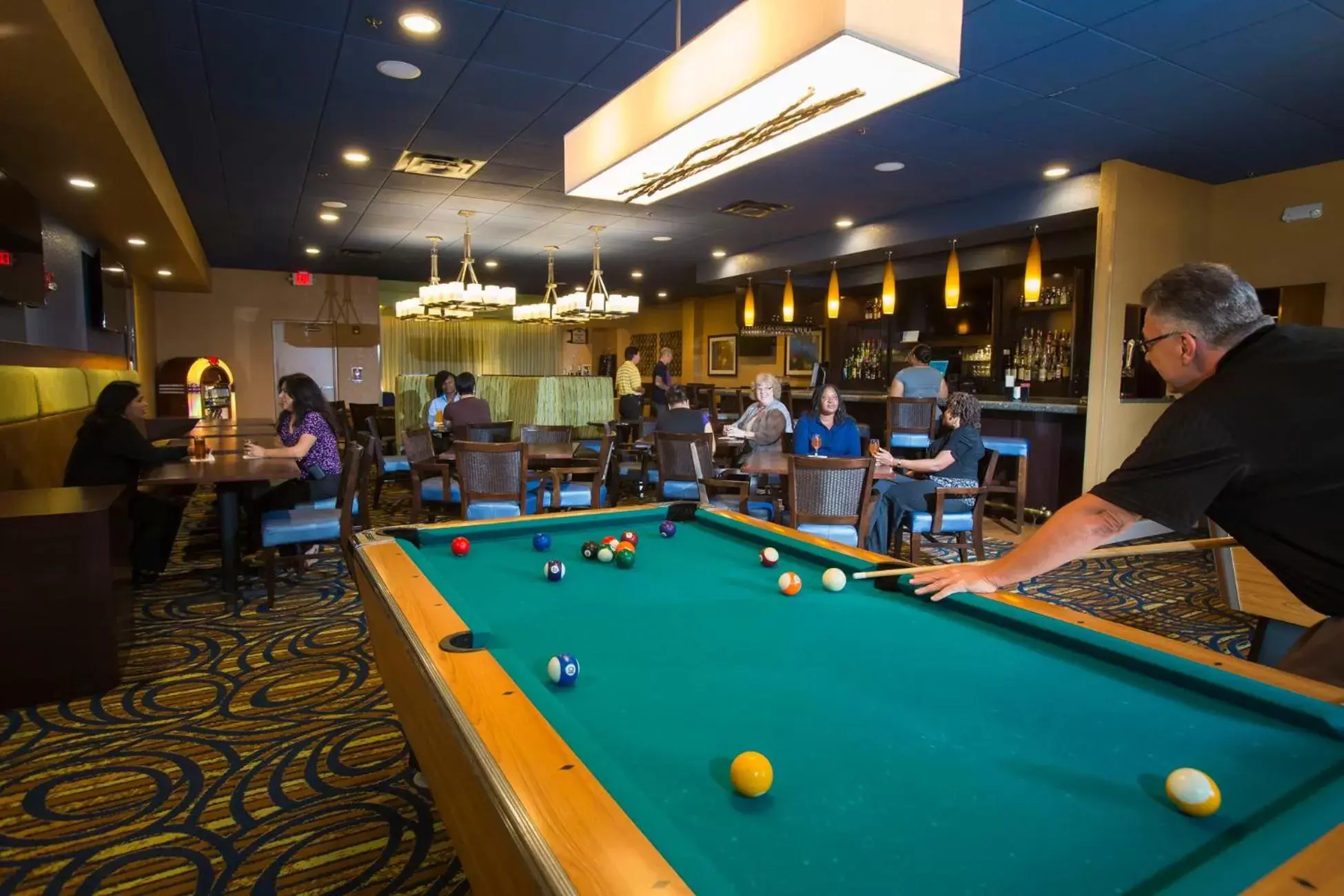 Restaurant/places to eat, Billiards in Rosen Inn International Near The Parks