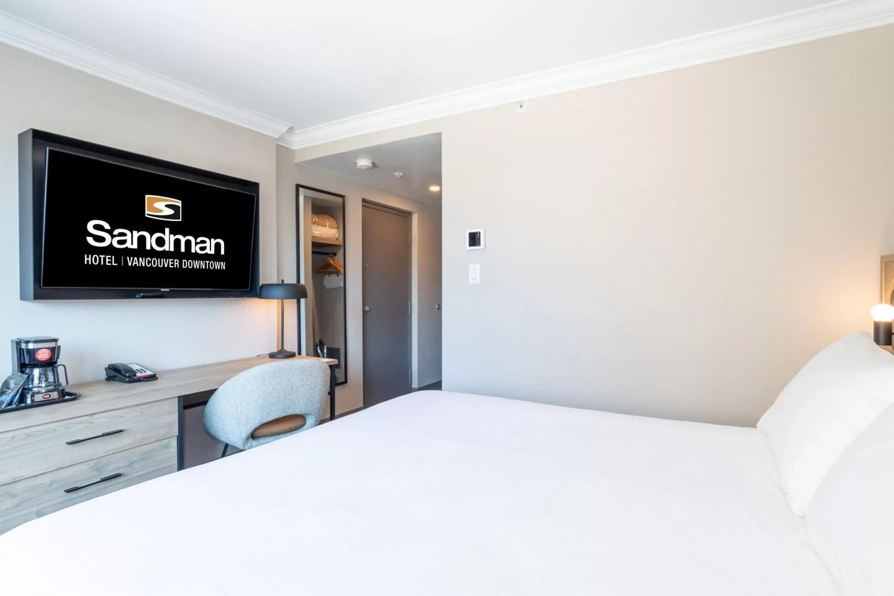 Photo of the whole room, Bed in Sandman Hotel Vancouver Downtown