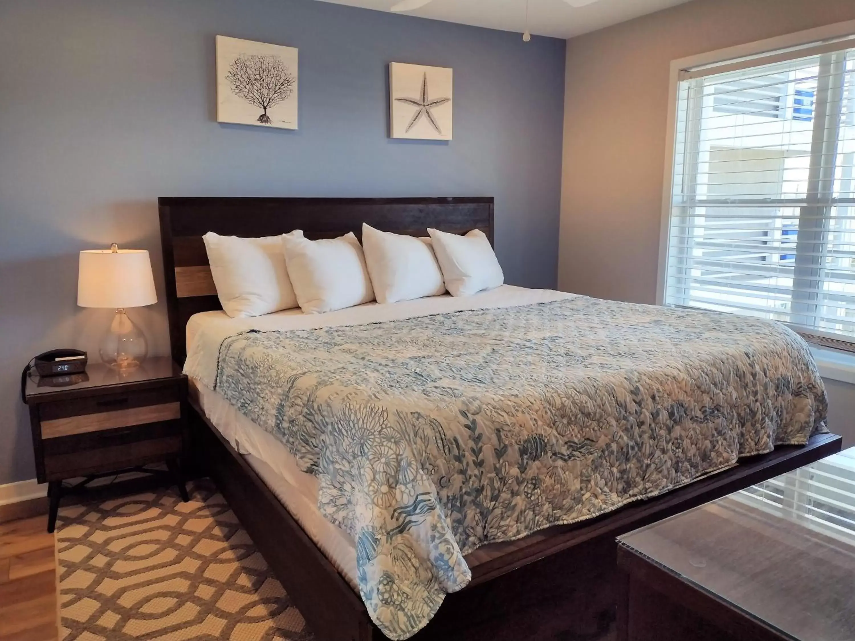 Bedroom, Bed in Sandpeddler Inn and Suites