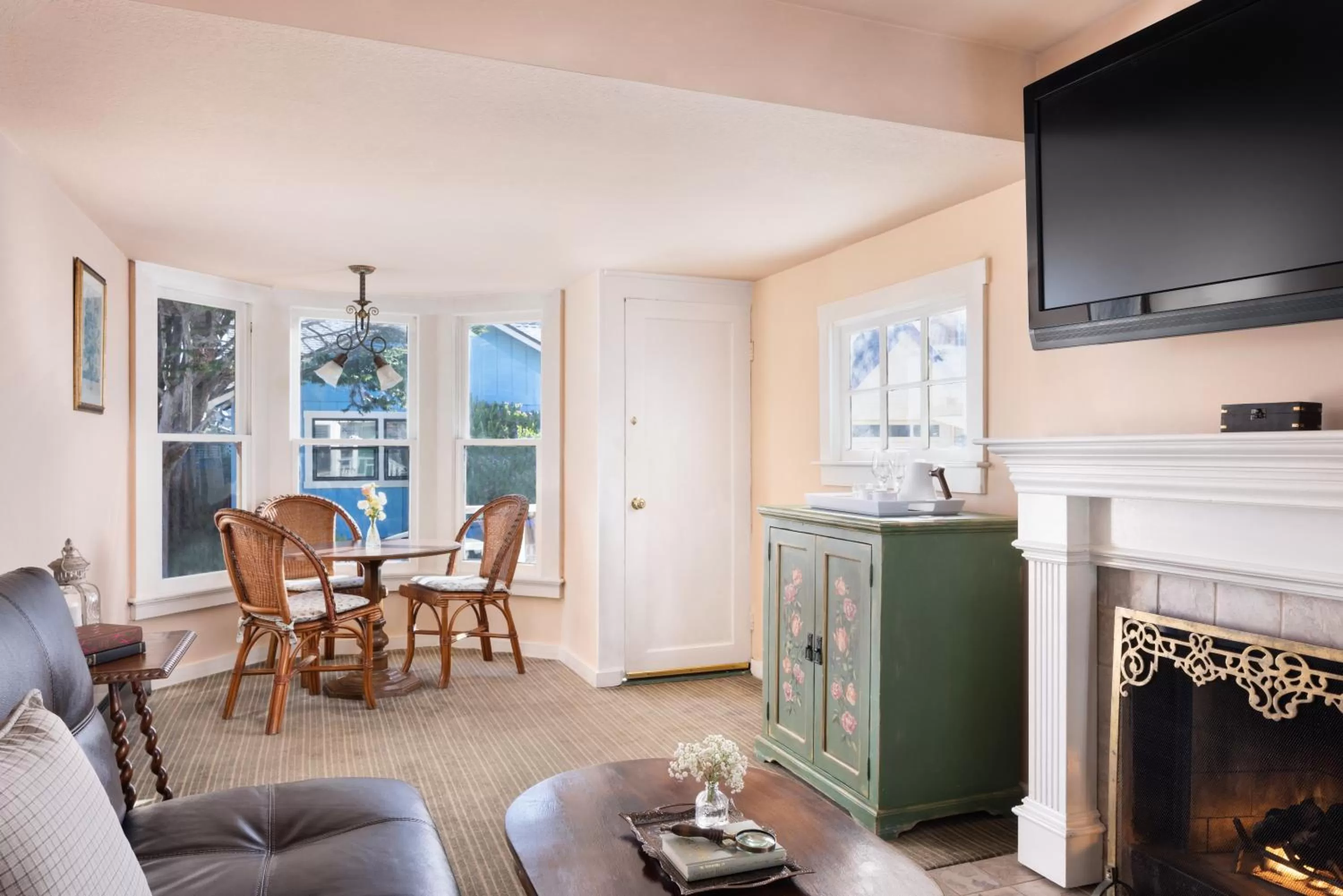 TV and multimedia in Centrella Hotel, a Kirkwood Collection Hotel