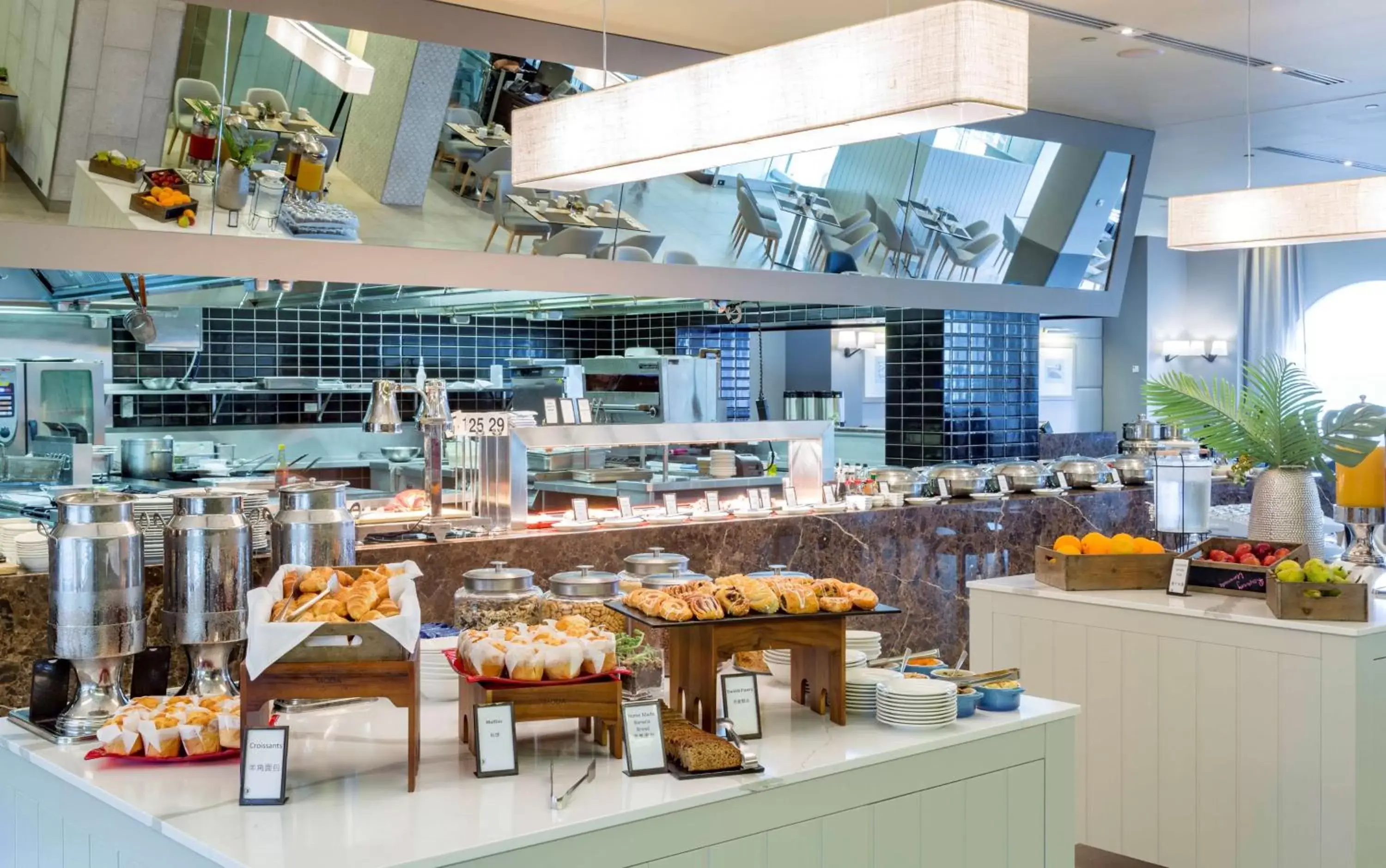 Restaurant/places to eat in Hilton Surfers Paradise Hotel & Residences Restaurant/places to eat in Hilton Surfers Paradise Hotel & Residences