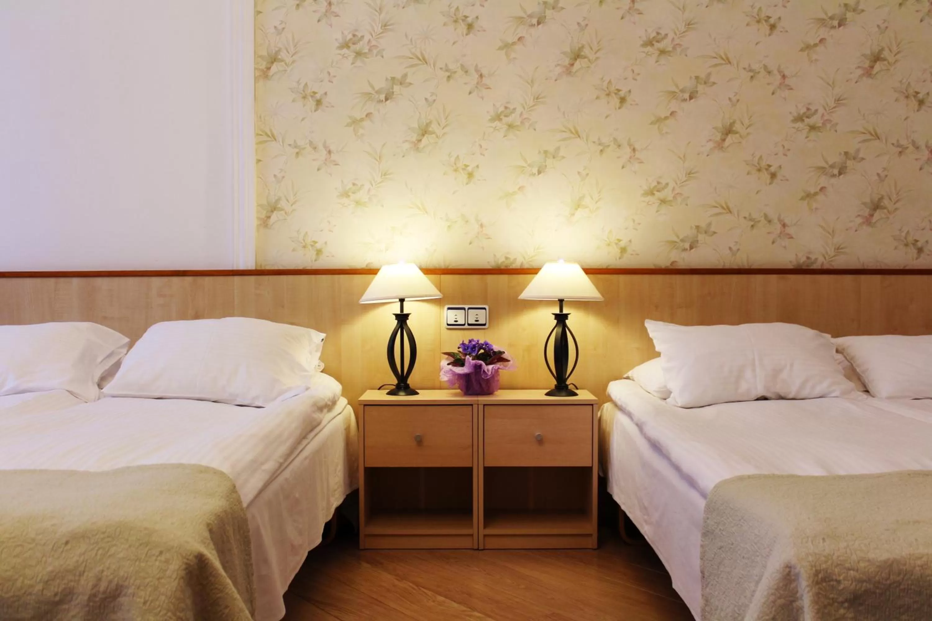 Bedroom, Bed in NB Hotel with Free Parking