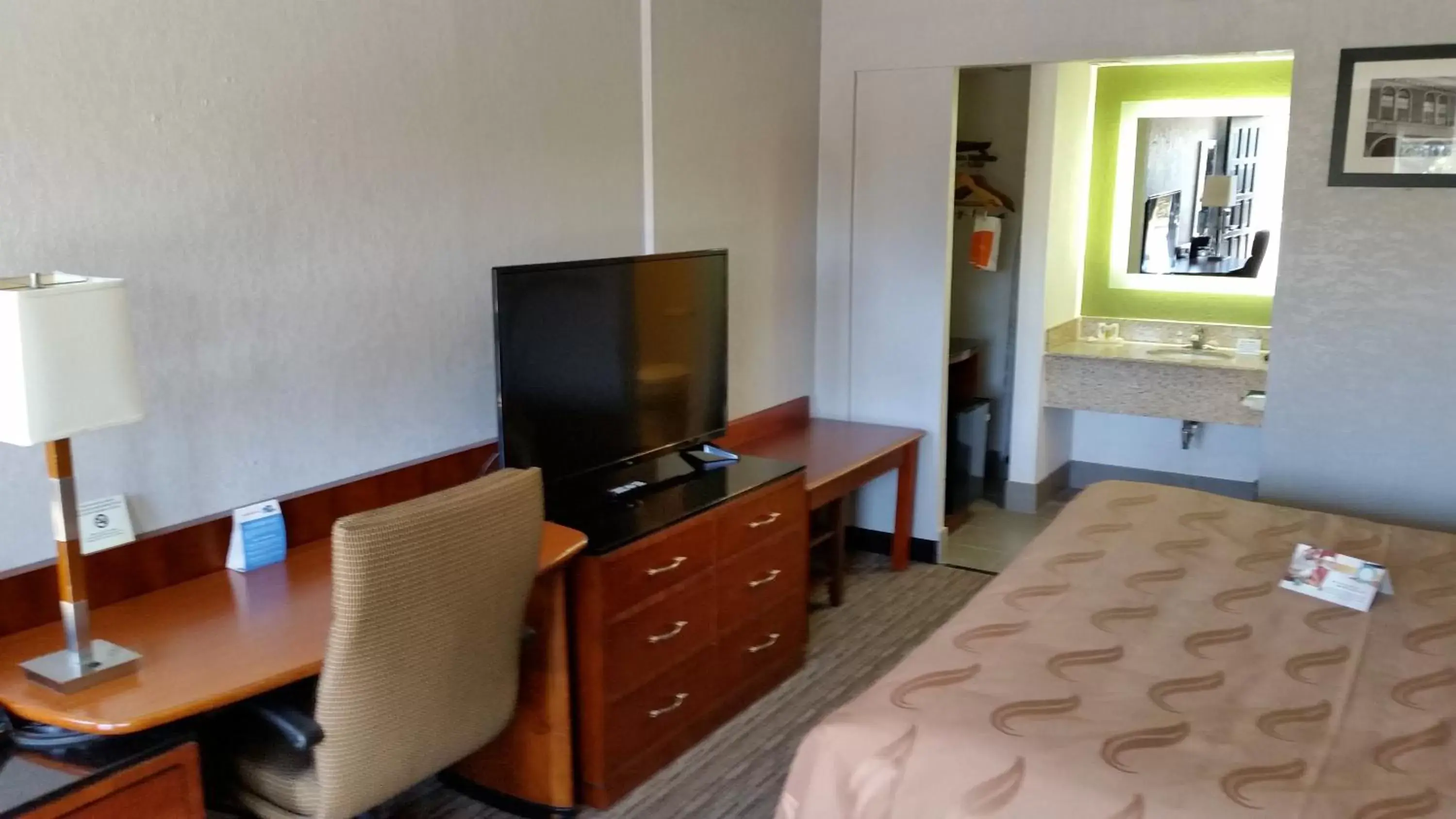 Photo of the whole room, TV/Entertainment Center in Quality Inn Forsyth