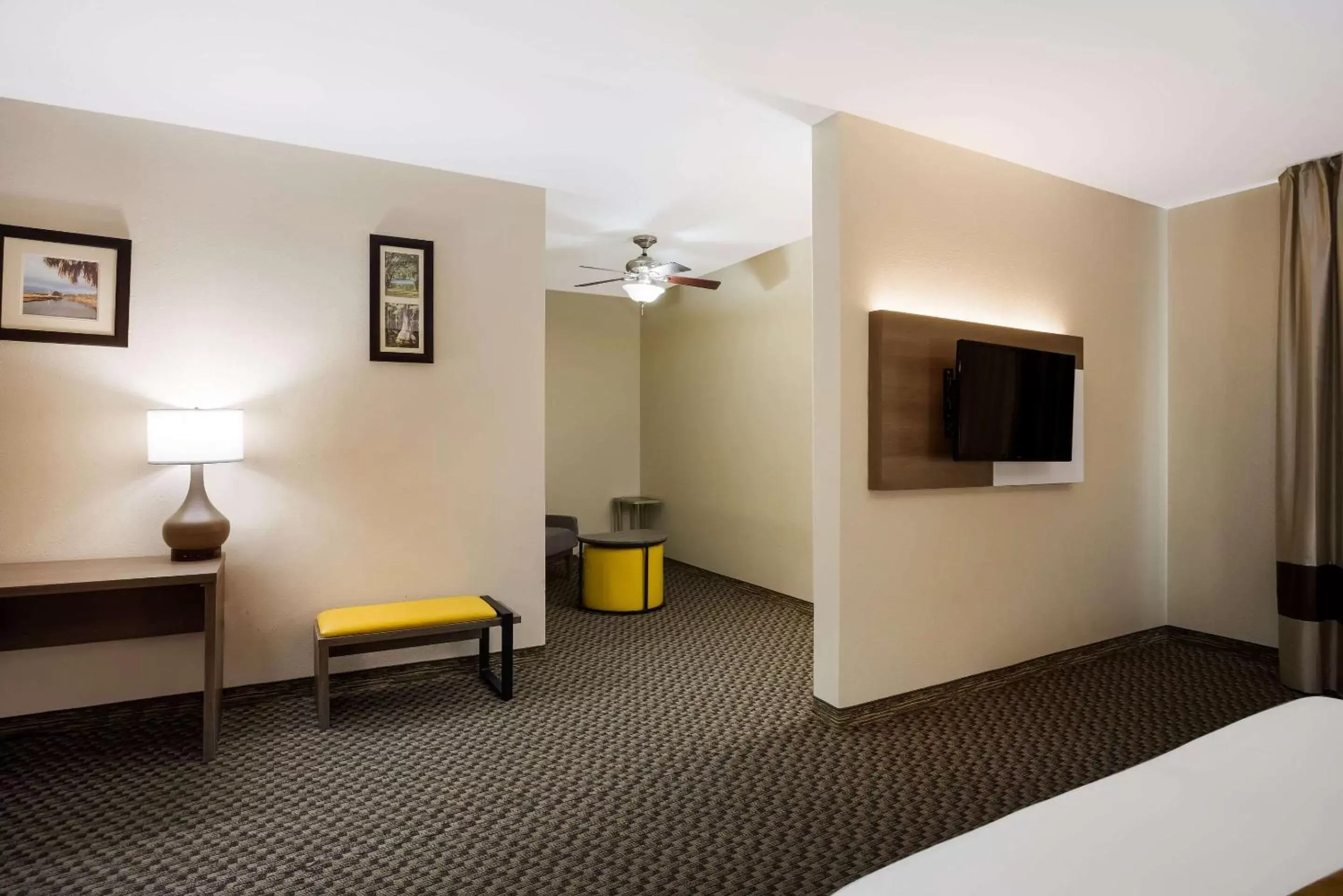 Bedroom, TV/Entertainment Center in Comfort Inn & Suites Midway - Tallahassee West