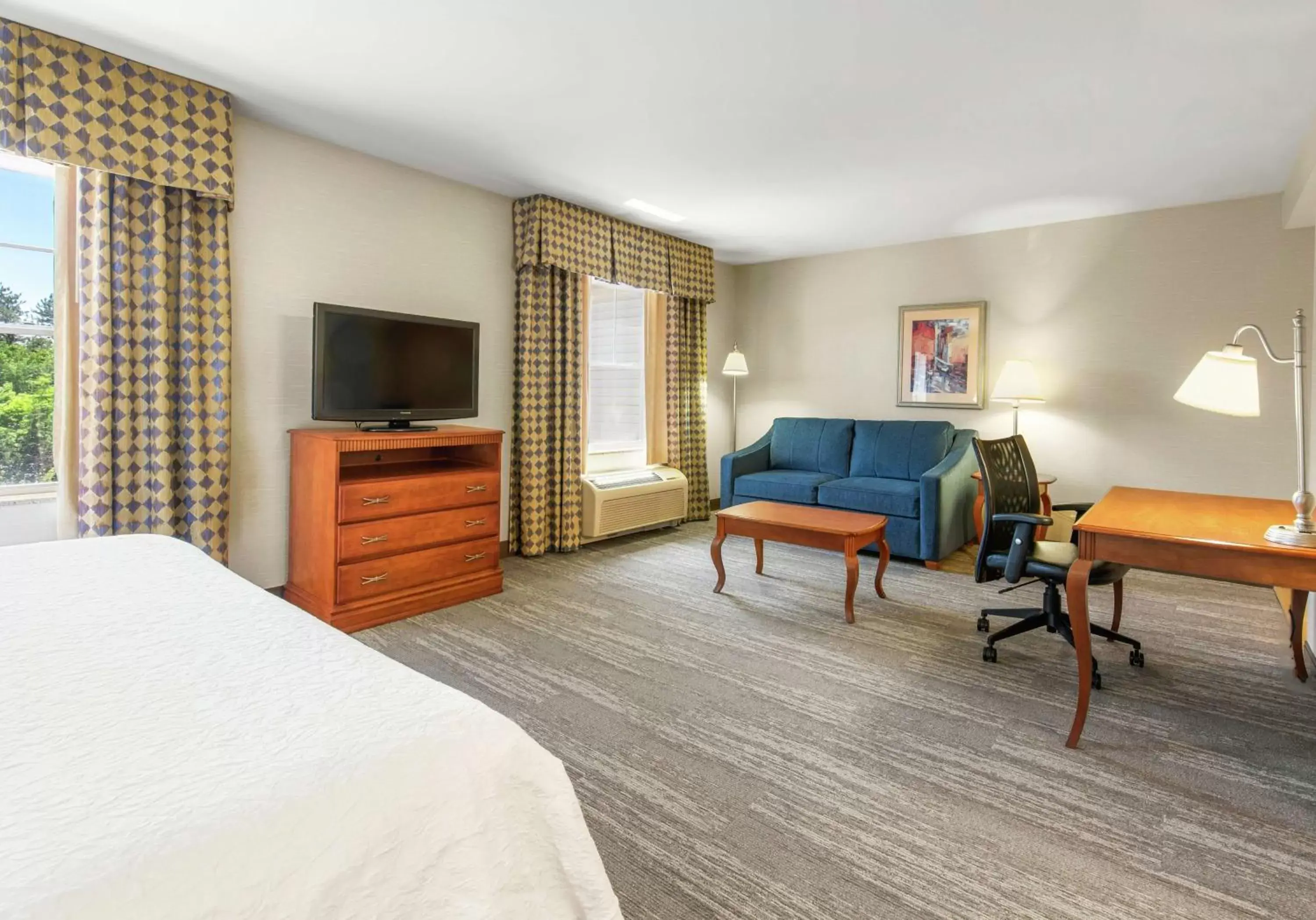 Bedroom, Seating Area in Hampton Inn & Suites North Conway