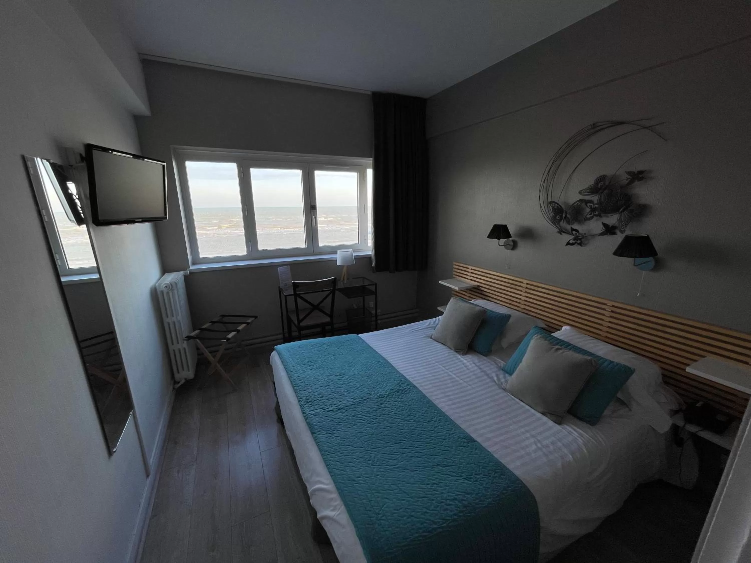 Photo of the whole room, Bed in Les Fregates