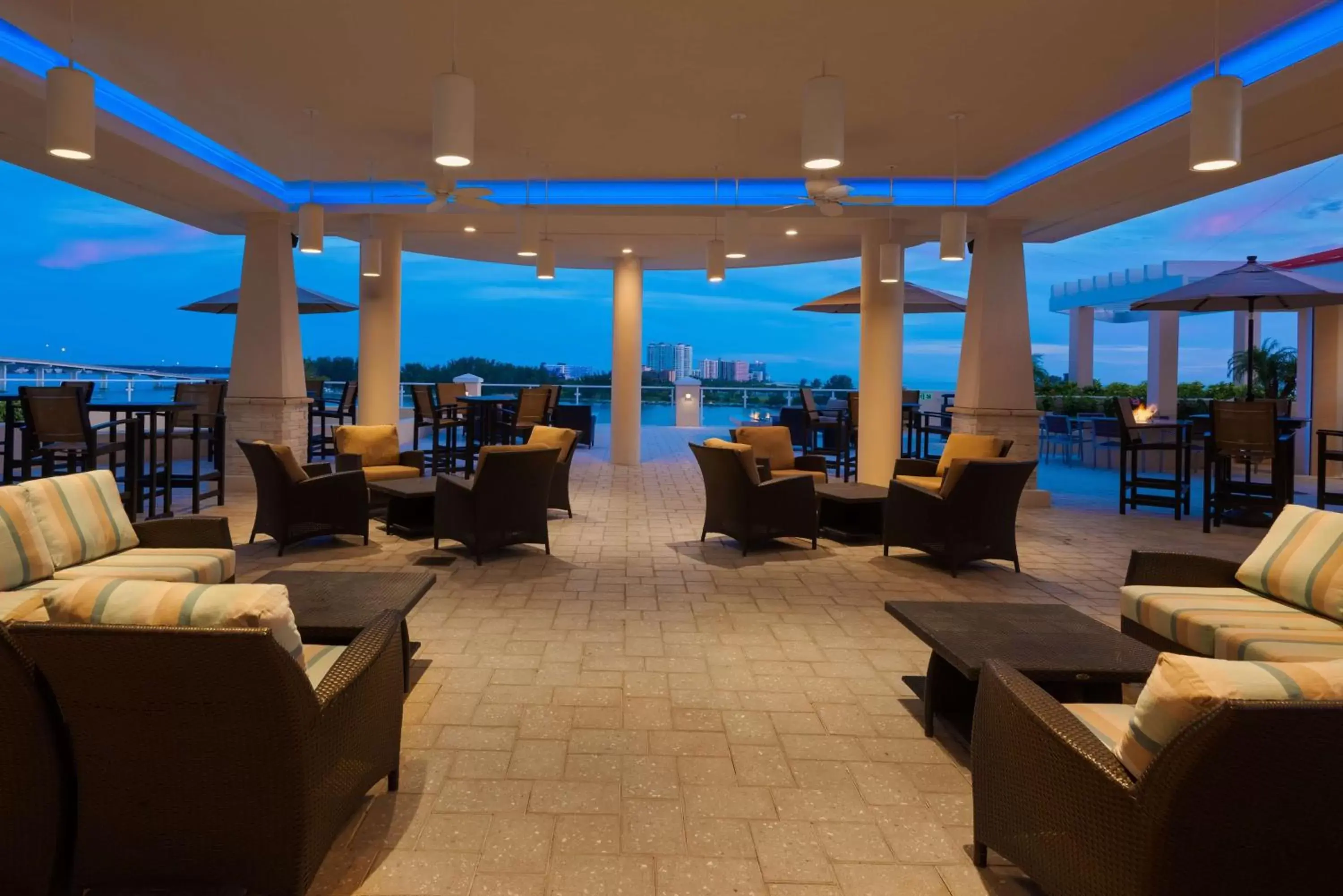 Lounge or bar, Restaurant/Places to Eat in Hampton Inn and Suites Clearwater Beach