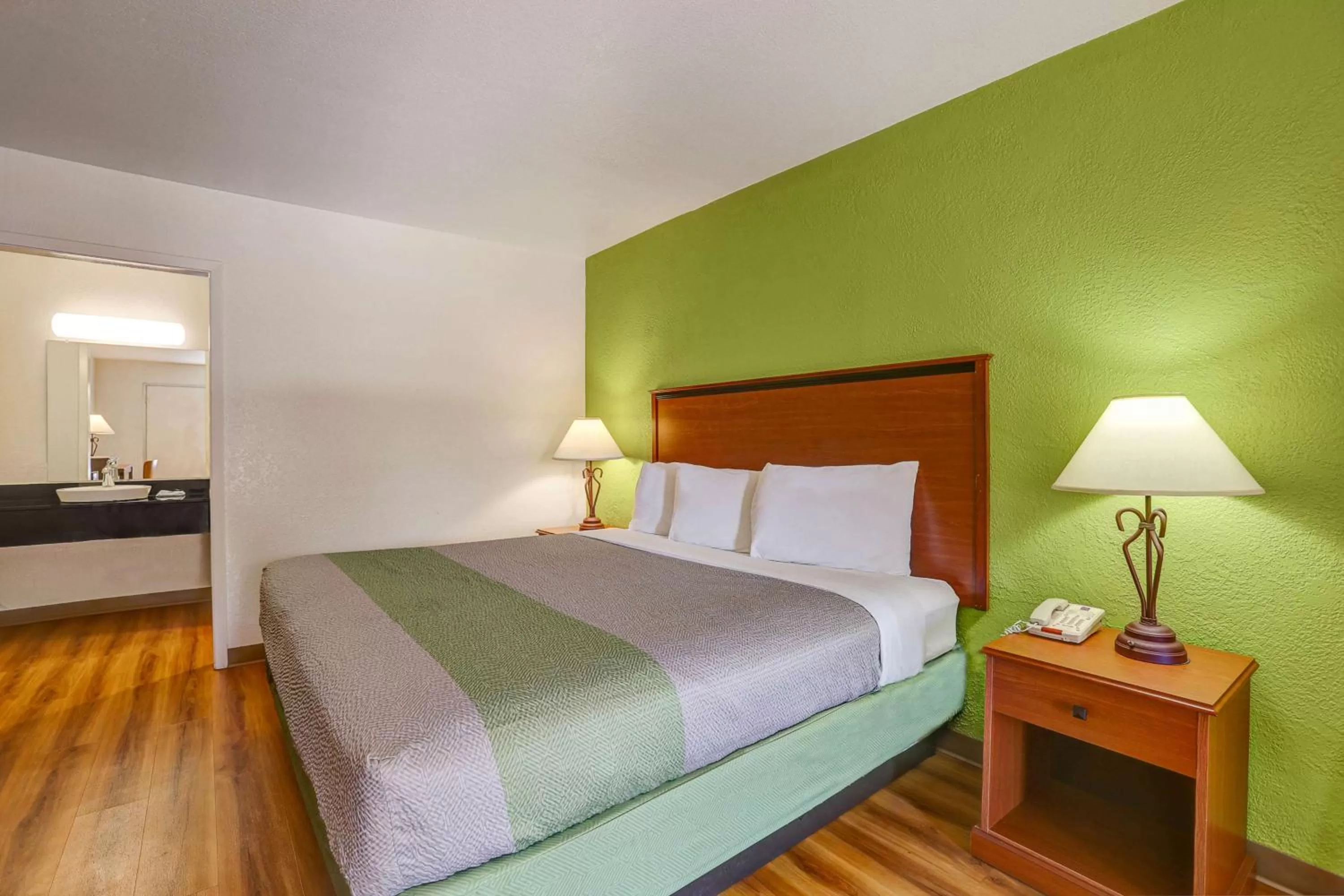 Deluxe King Room - Smoking in Econo Lodge Sonora