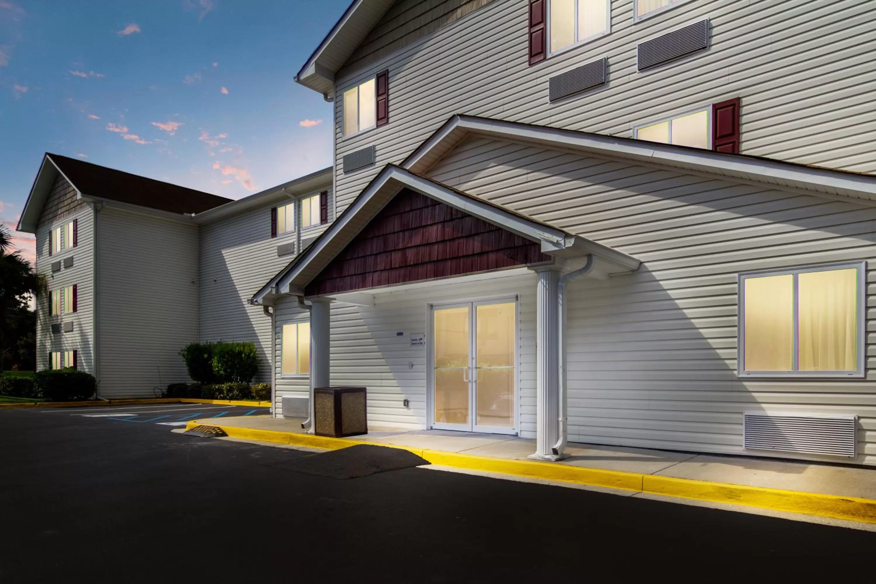 Property building in Red Roof Inn I-95 North Brunswick Darien