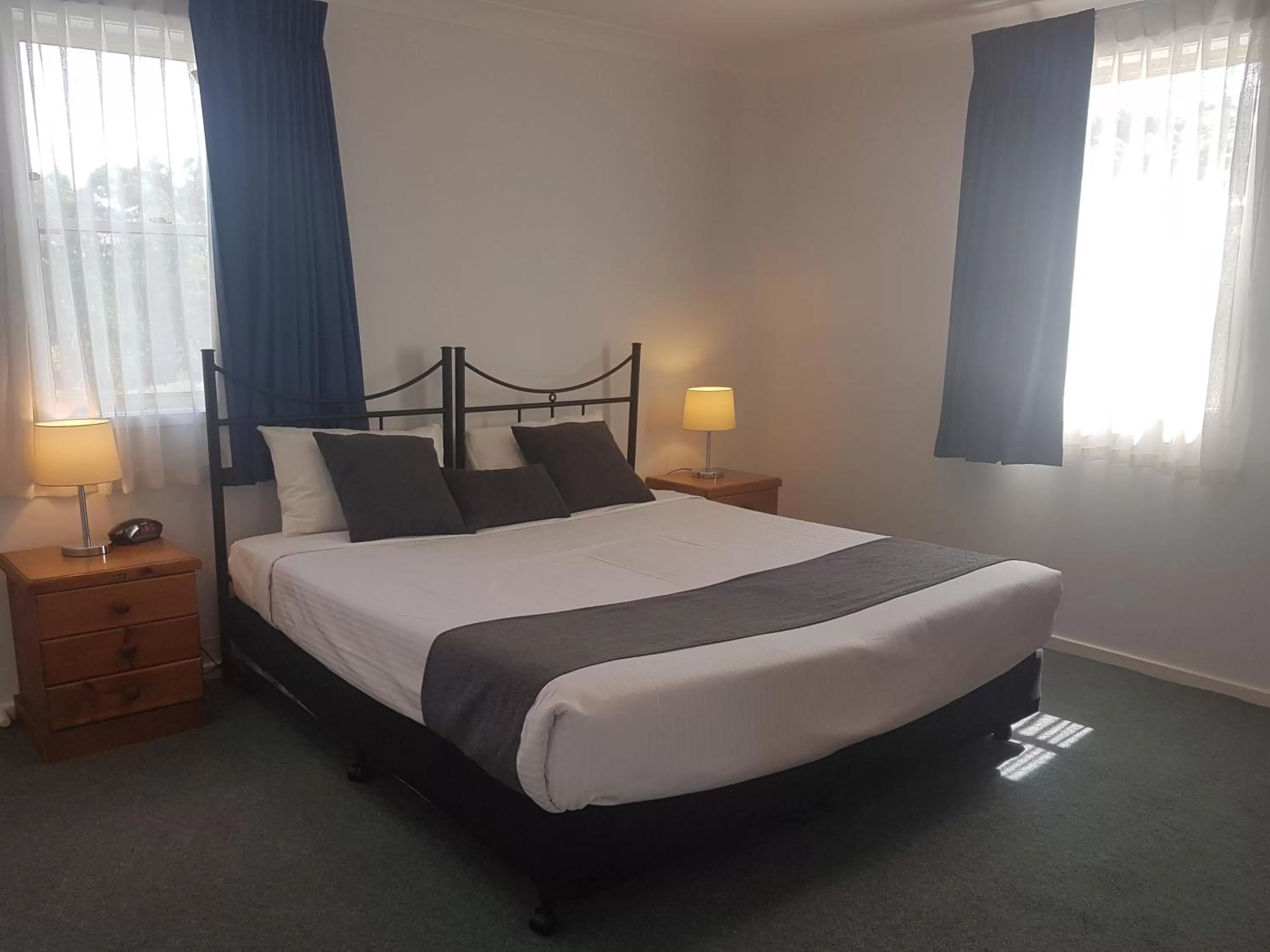 Bed in Mid City Motor Inn Singleton