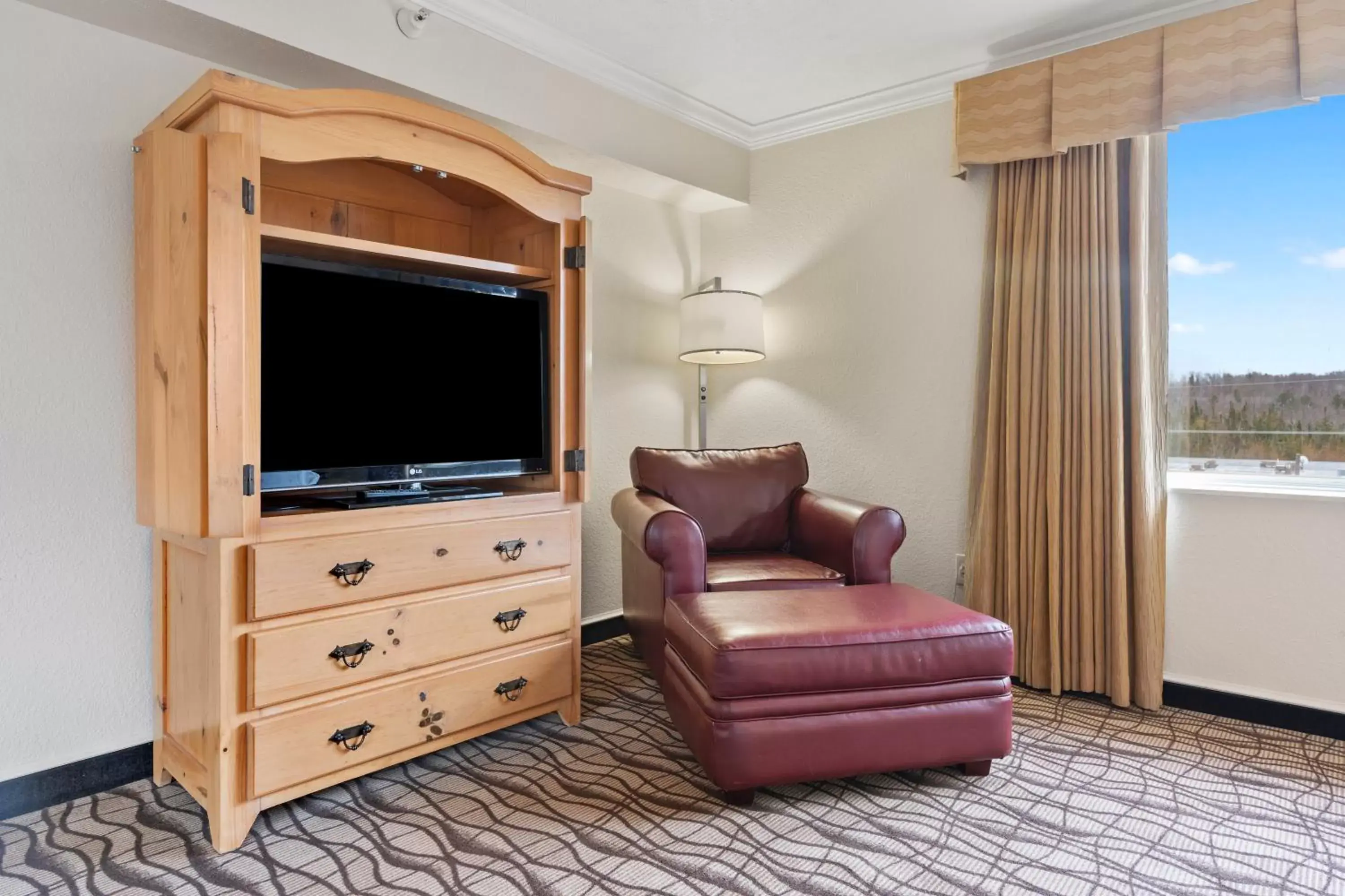 Seating area, TV/Entertainment Center in Cherry Tree Inn & Suites