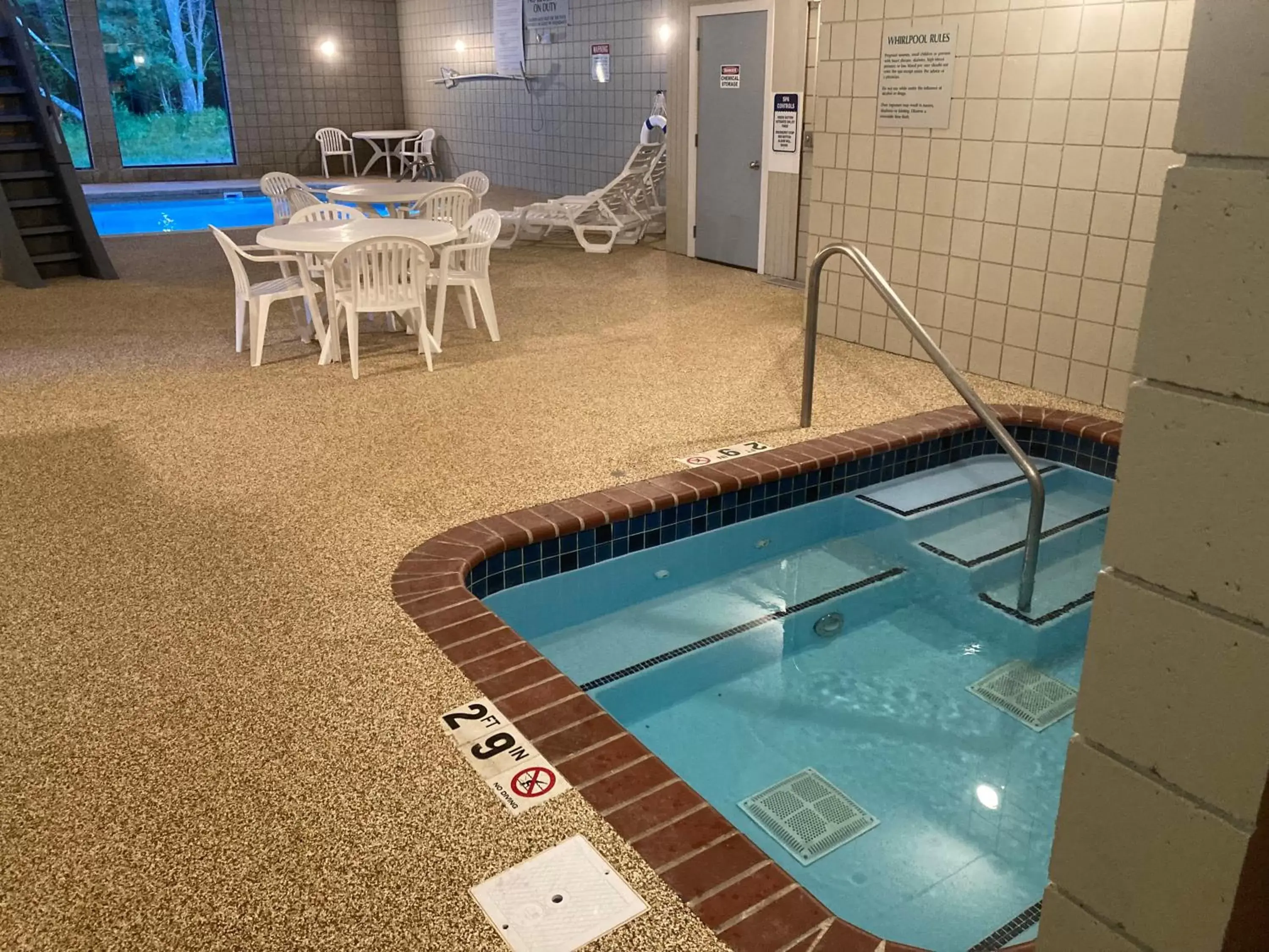 Hot Tub, Swimming Pool in Walker Hotel