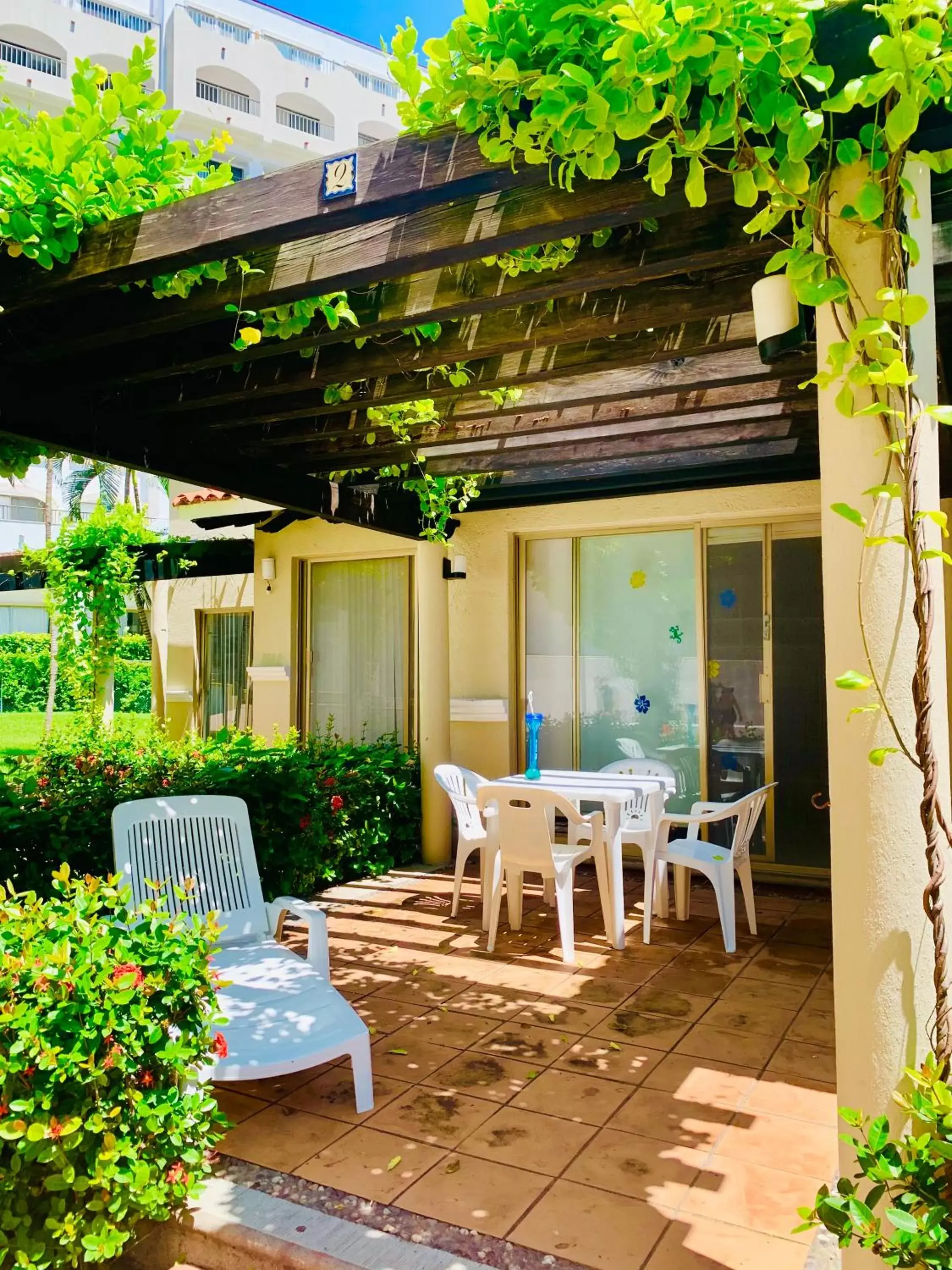 Patio/Outdoor Area in VILLA PARA 5 Personas 4 adultos y 1 Menor En HOTEL TSORO IXTAPA WIFI GRATIS