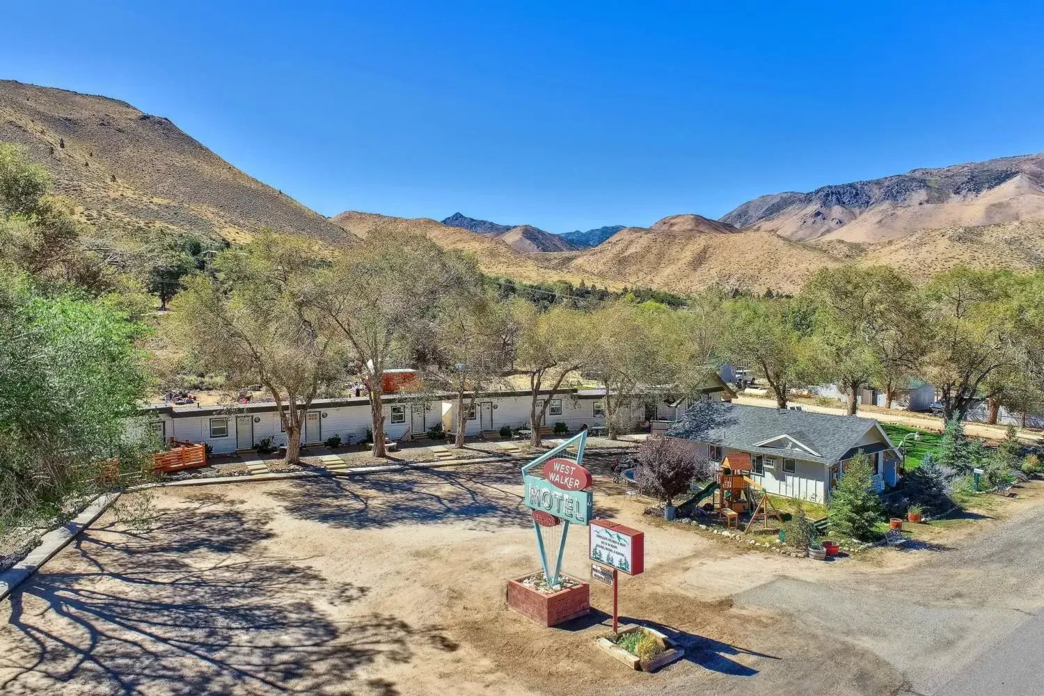 Mountain view in The Historic West Walker Motel