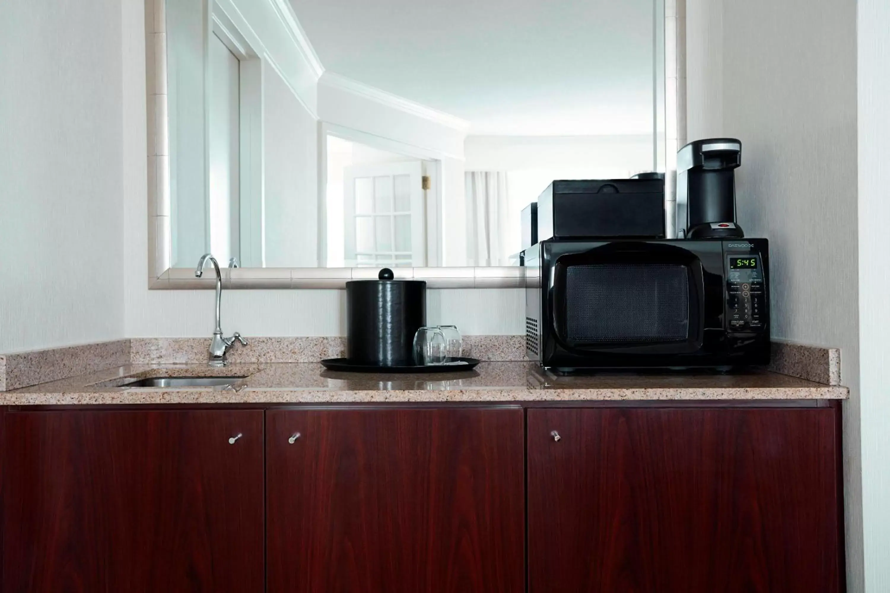 Bedroom, Kitchen/Kitchenette in Washington Dulles Marriott Suites