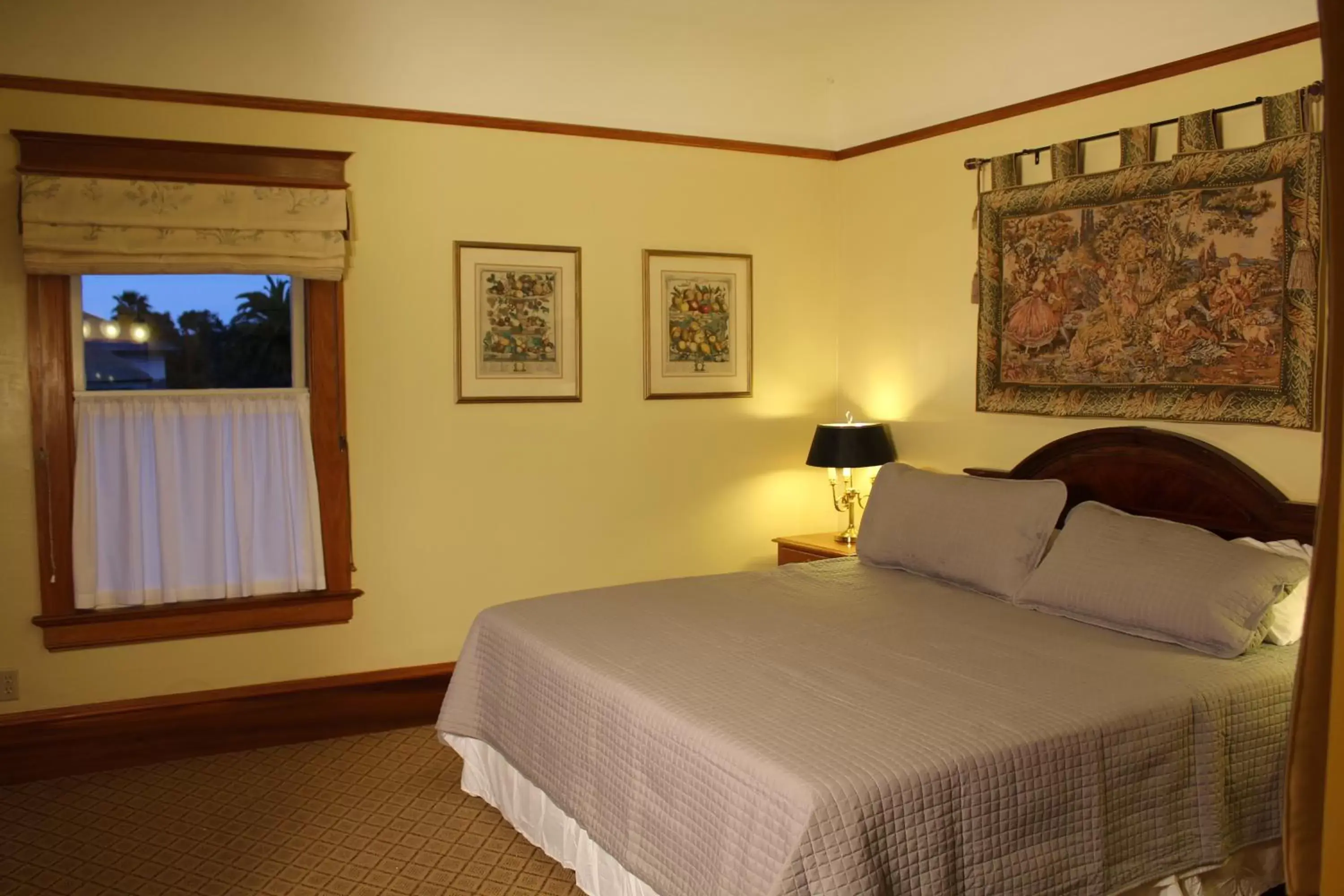 Bed in Pacific Grove Inn