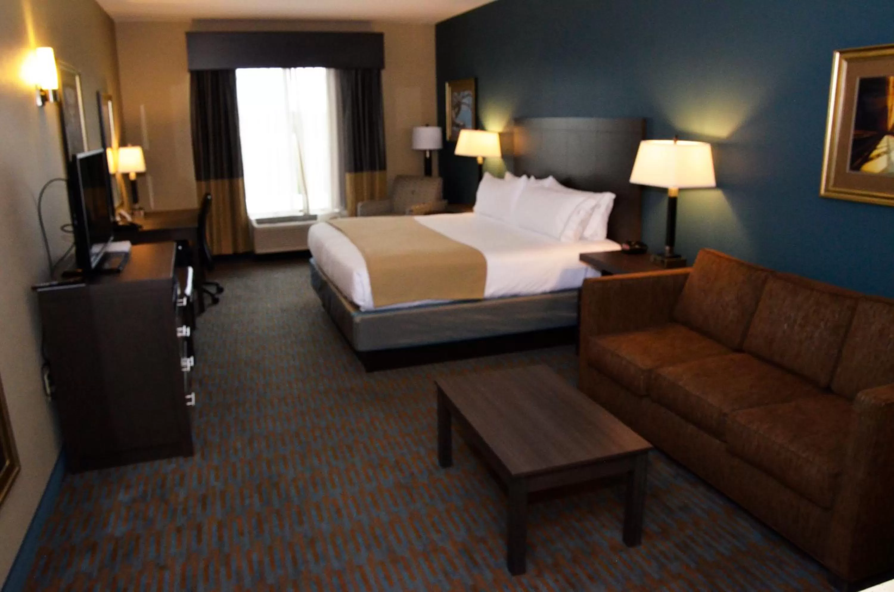 Photo of the whole room, Bed in Holiday Inn Express Hotel & Suites Goldsboro - Base Area by IHG