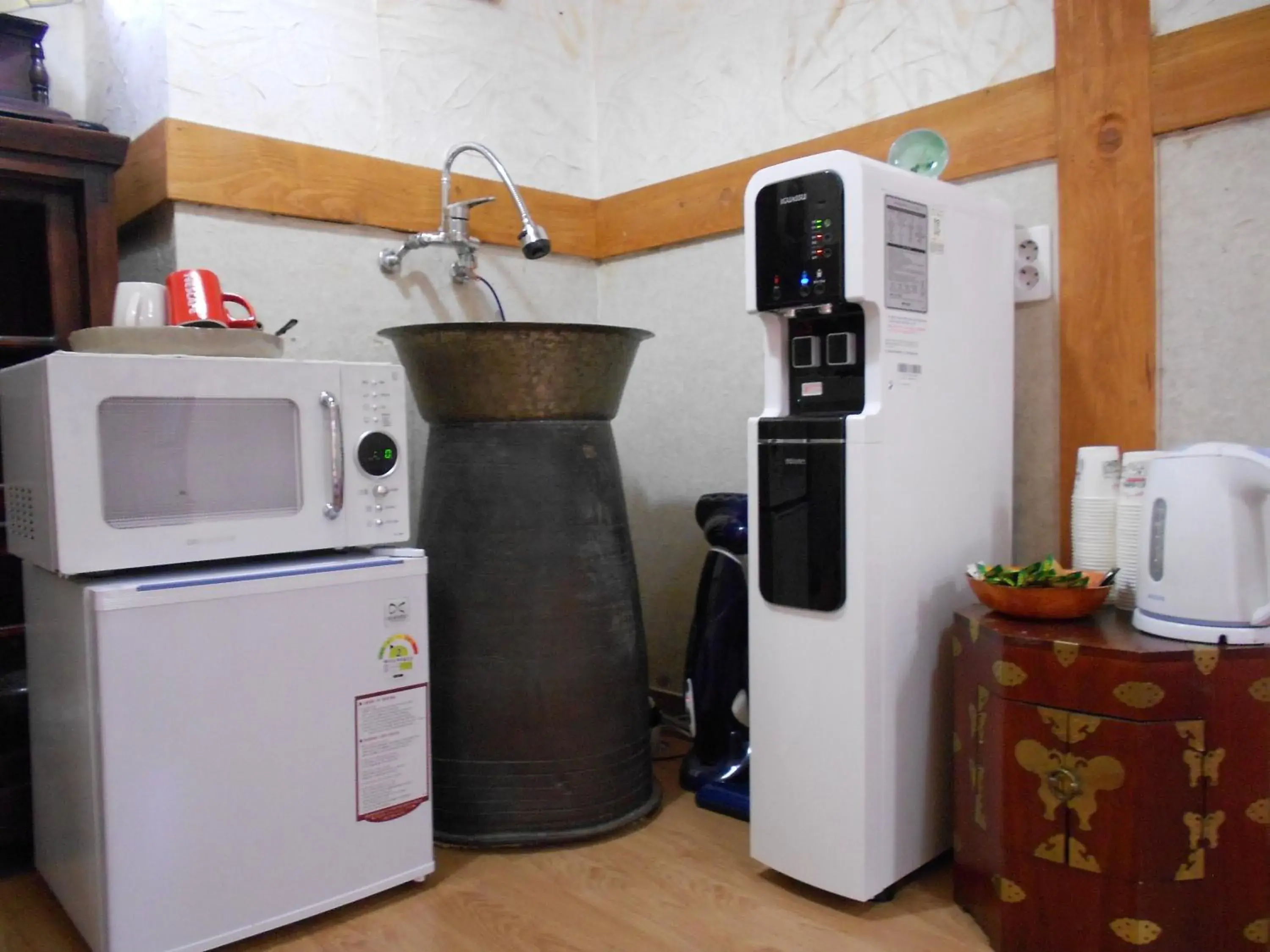 Kitchen/Kitchenette in Happiness Full Hanok Guesthouse Jeonju