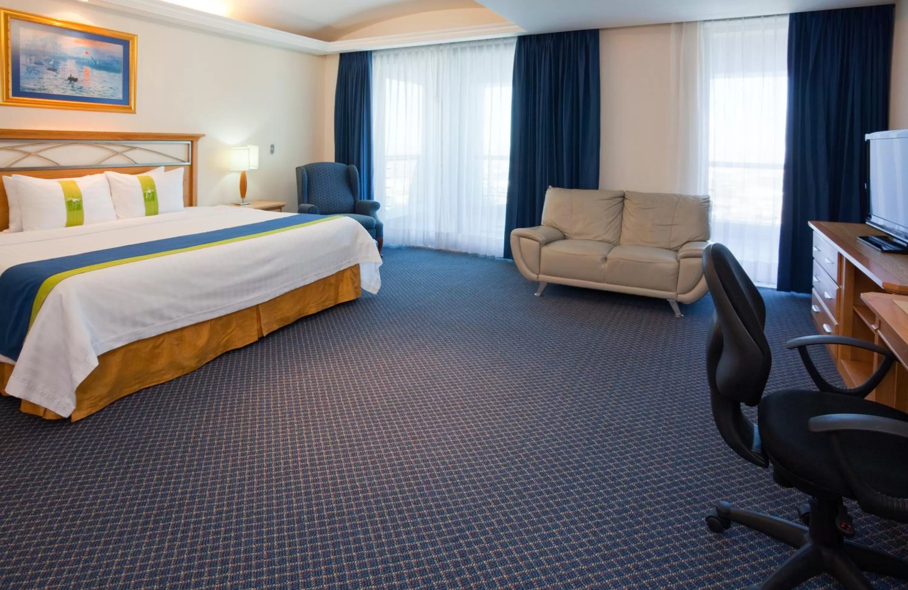 Photo of the whole room, Bed in Holiday Inn Queretaro Zona Diamante by IHG