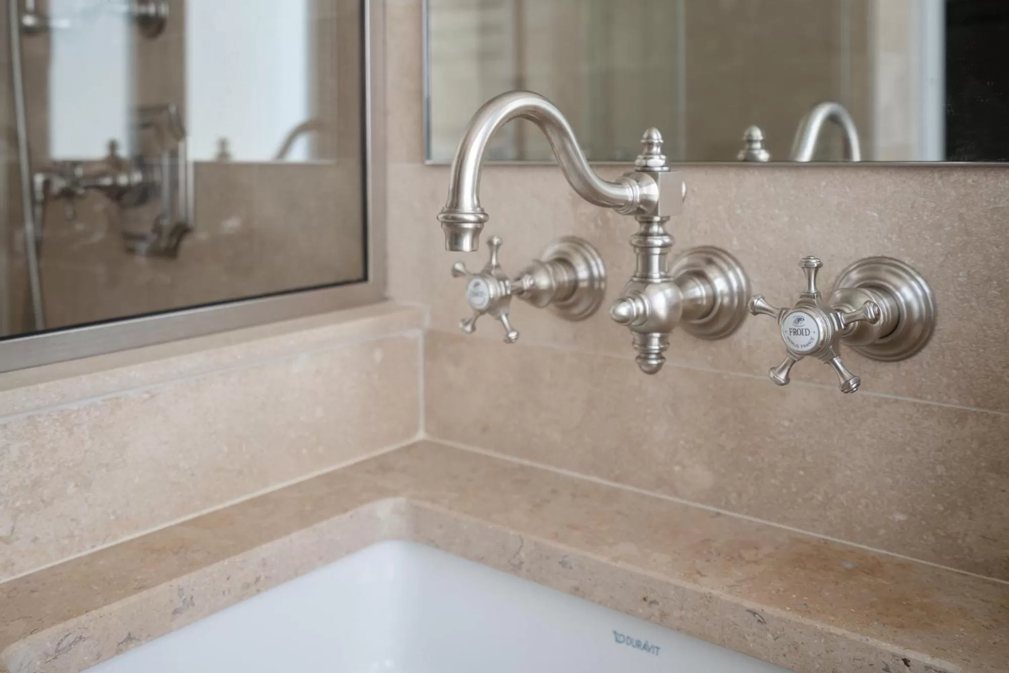 Bathroom in Hotel Saint-Louis en L'Isle - Notre-Dame