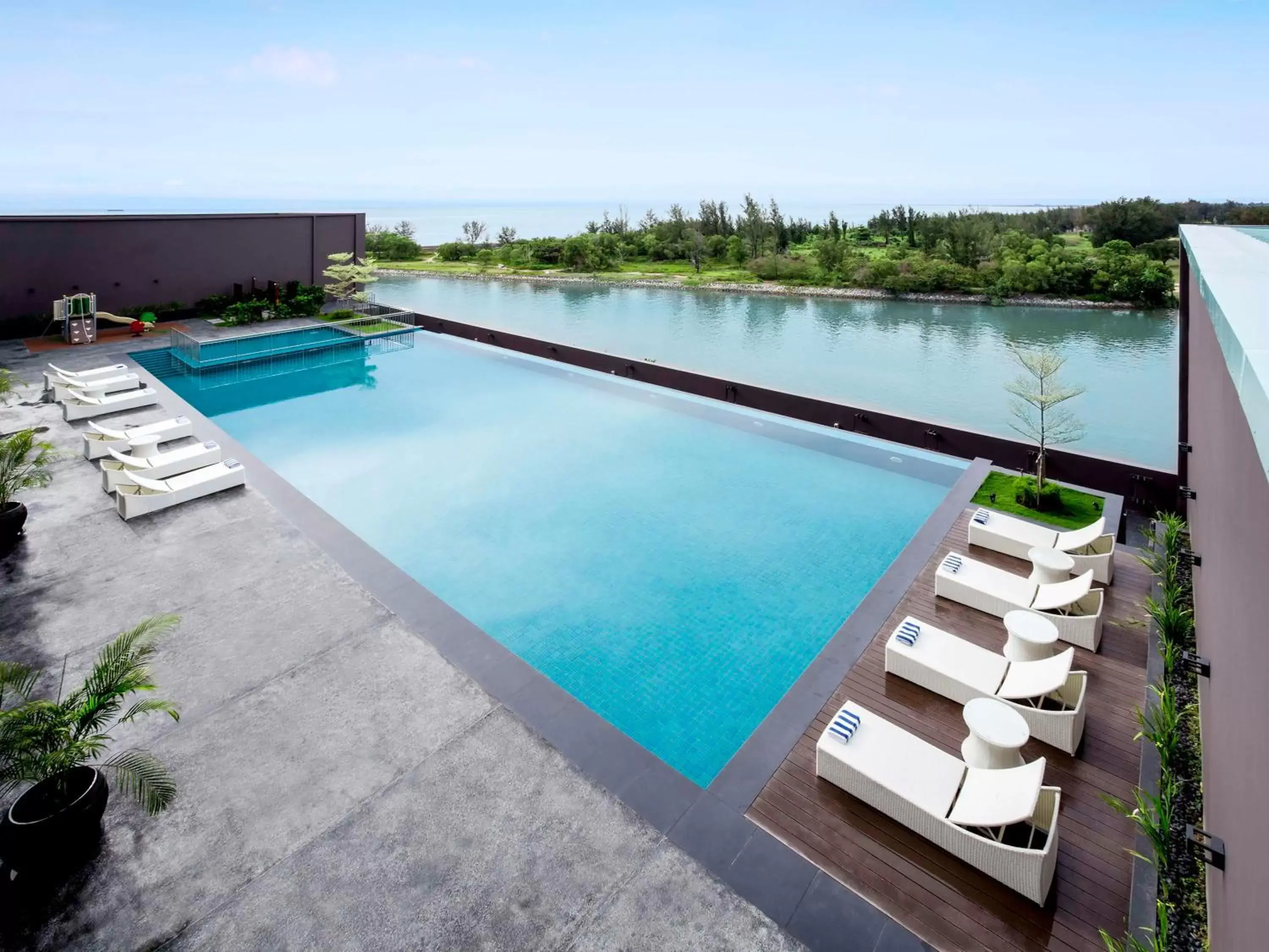 Lounge or bar, Swimming Pool in Pullman Miri Waterfront