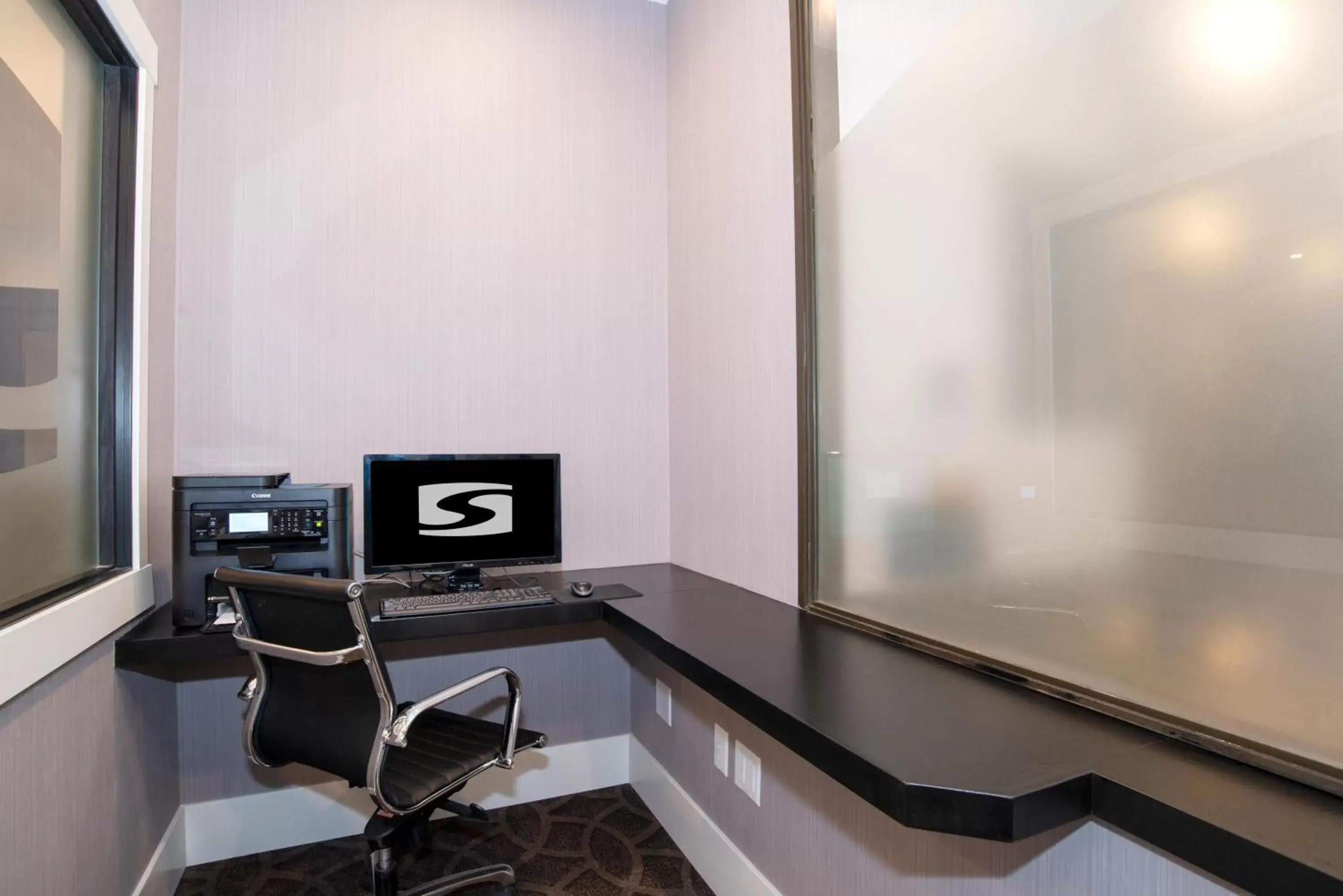 Business facilities in Sandman Signature Calgary Downtown Hotel