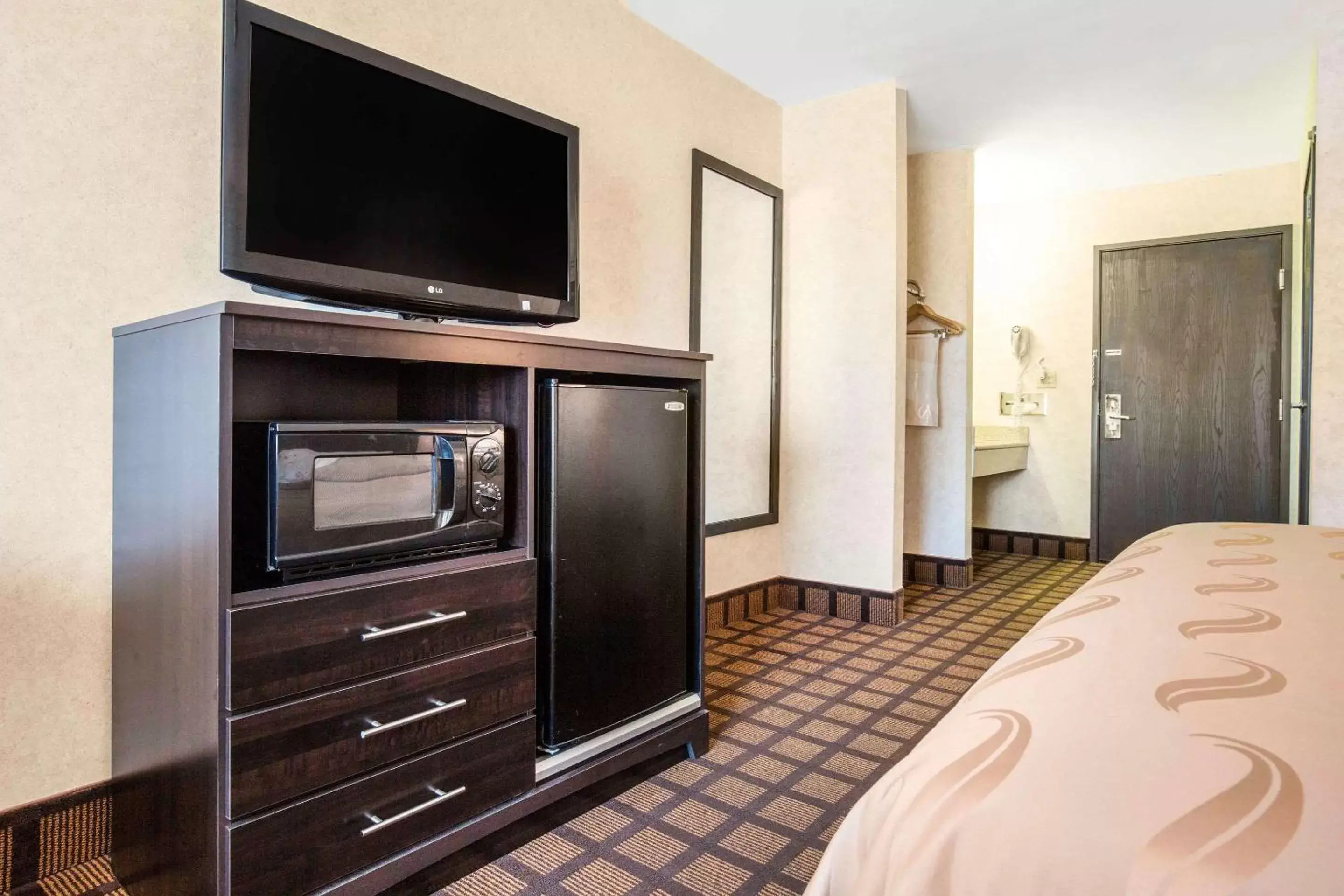 Photo of the whole room, TV/Entertainment Center in Quality Inn Monee I-57