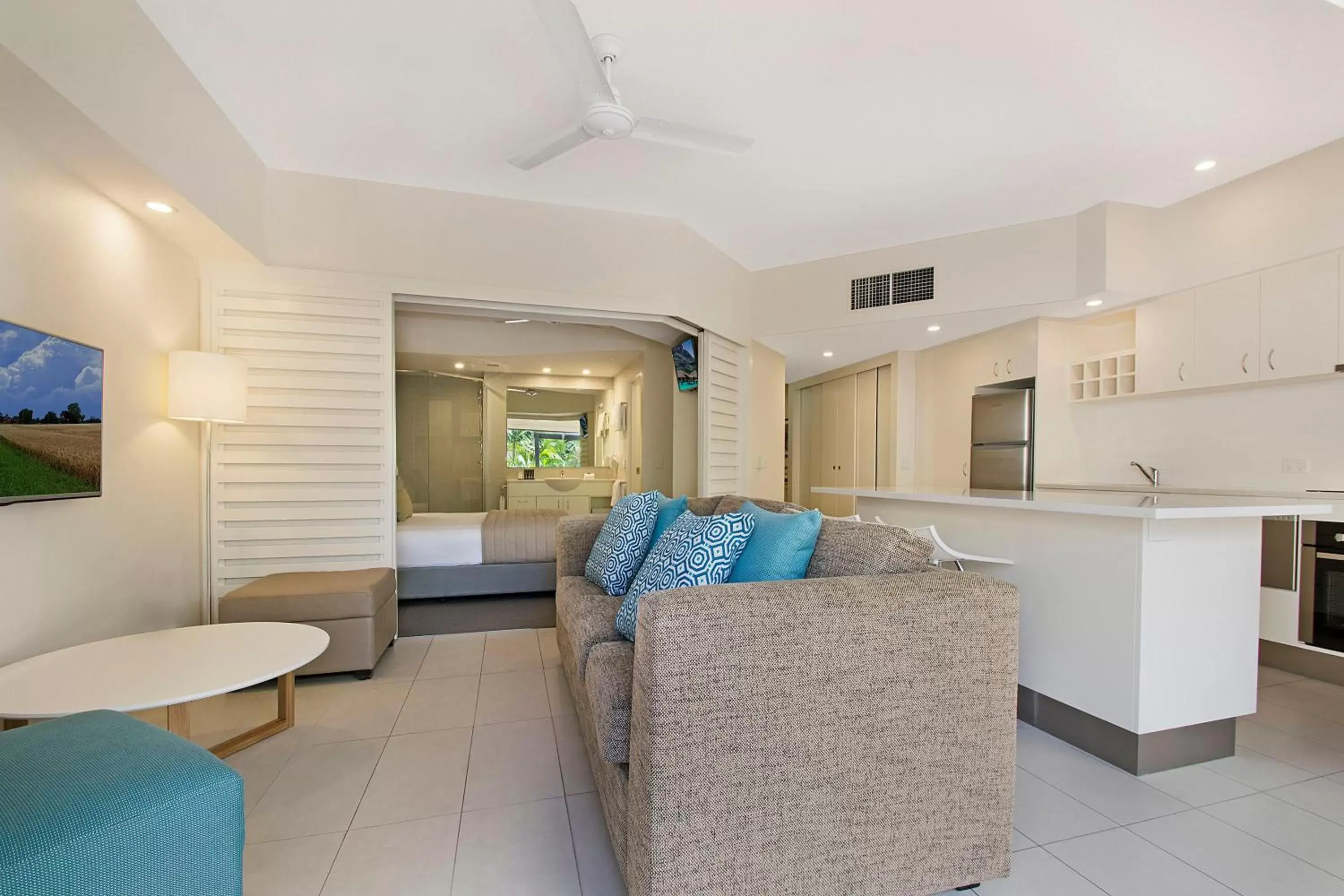 Kitchen or kitchenette, Seating Area in Mantra French Quarter Noosa