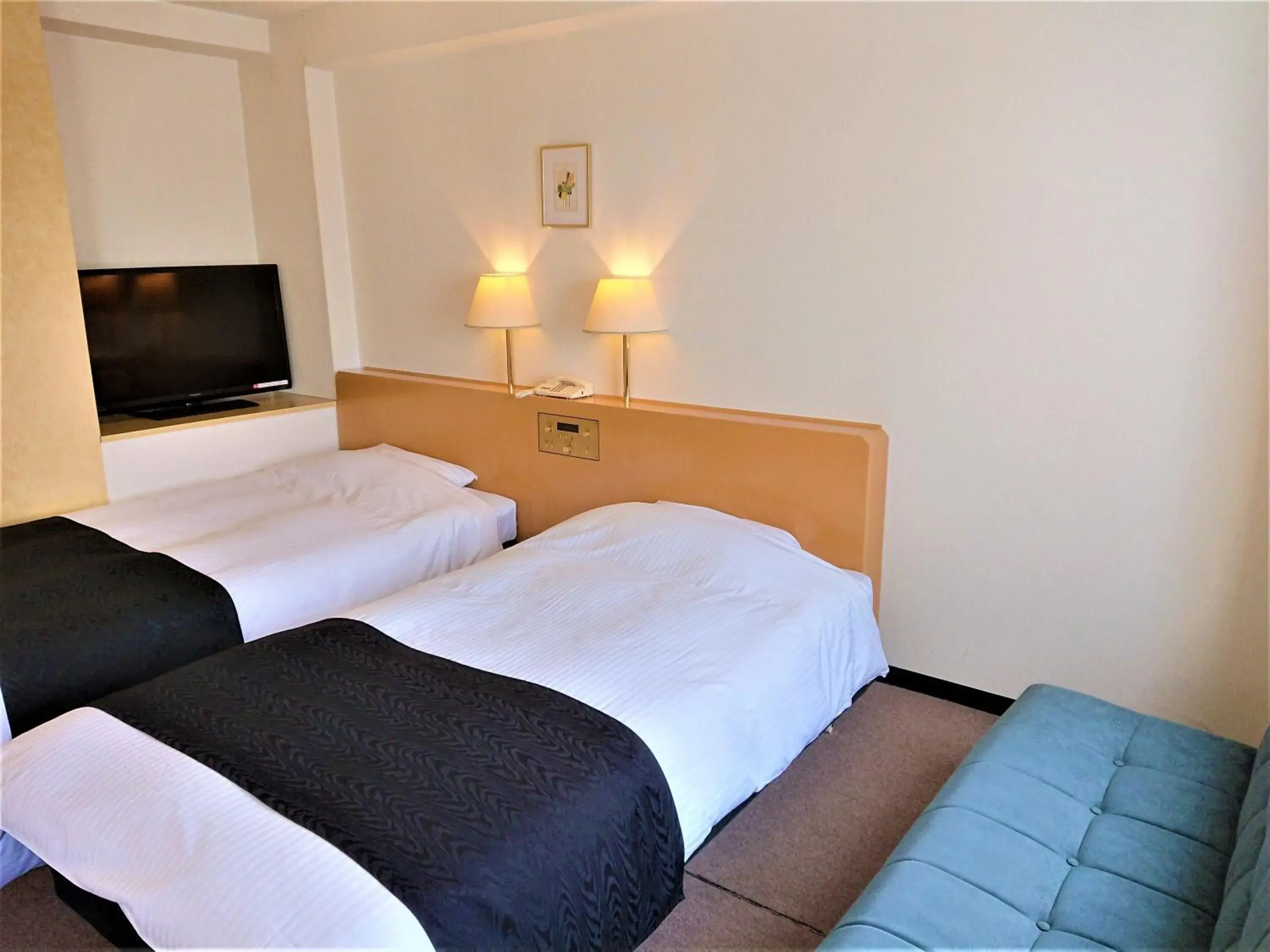 Communal lounge/ TV room, Bed in APA Hotel Kaga Daisyoji-Ekimae