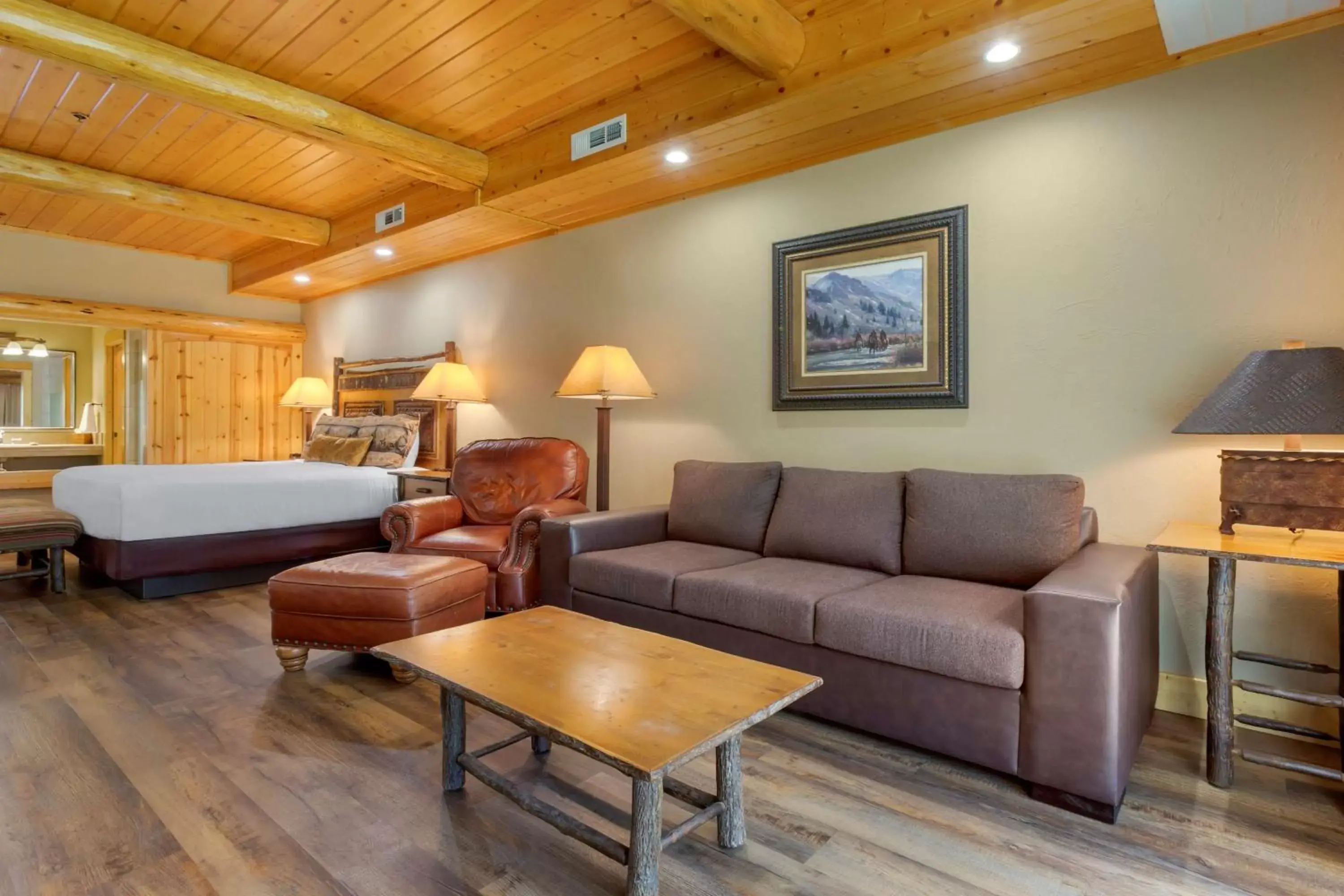 Photo of the whole room, Seating Area in Best Western Ponderosa Lodge