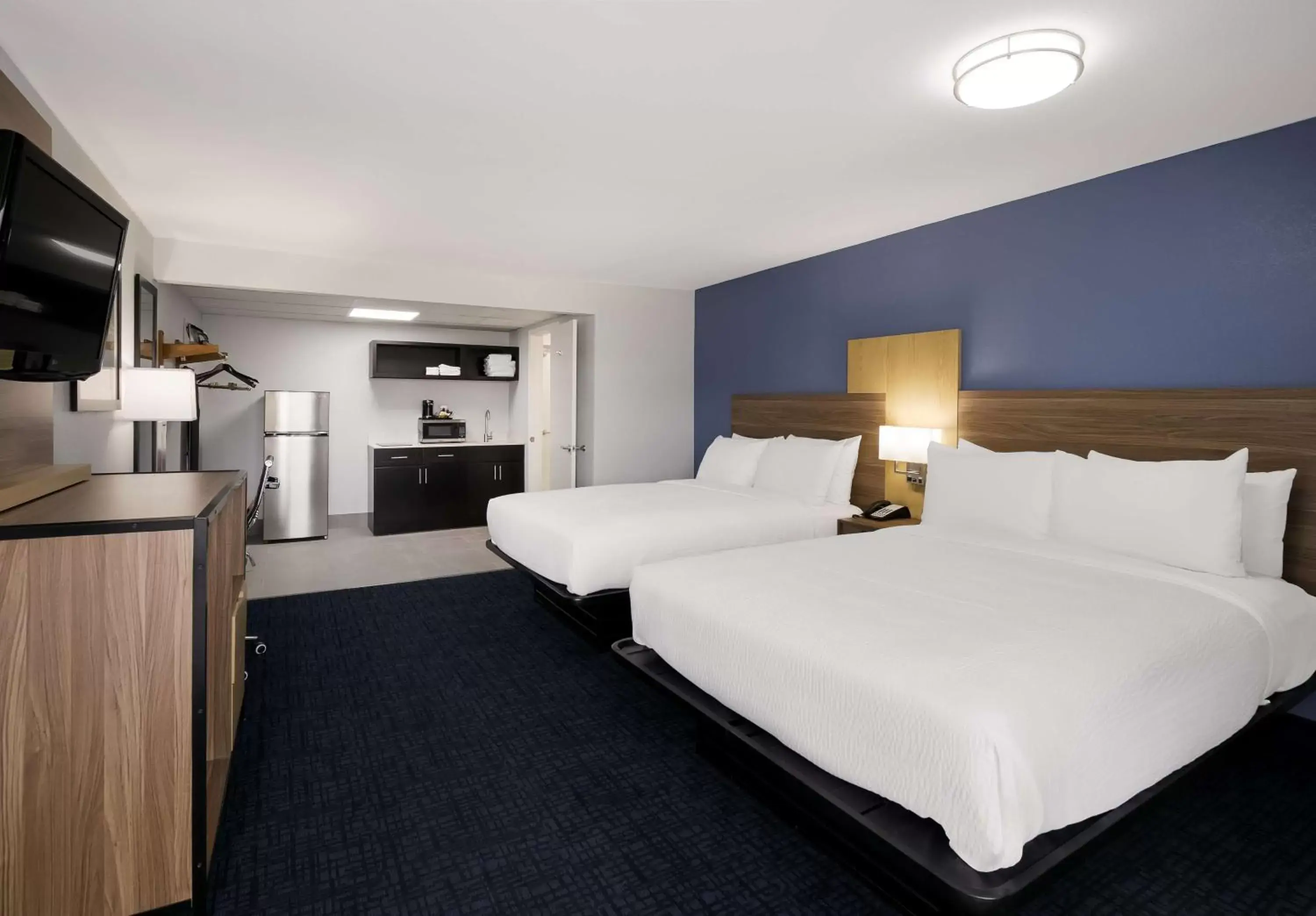 Bedroom, Bed in SureStay Plus by Best Western Pigeon Forge