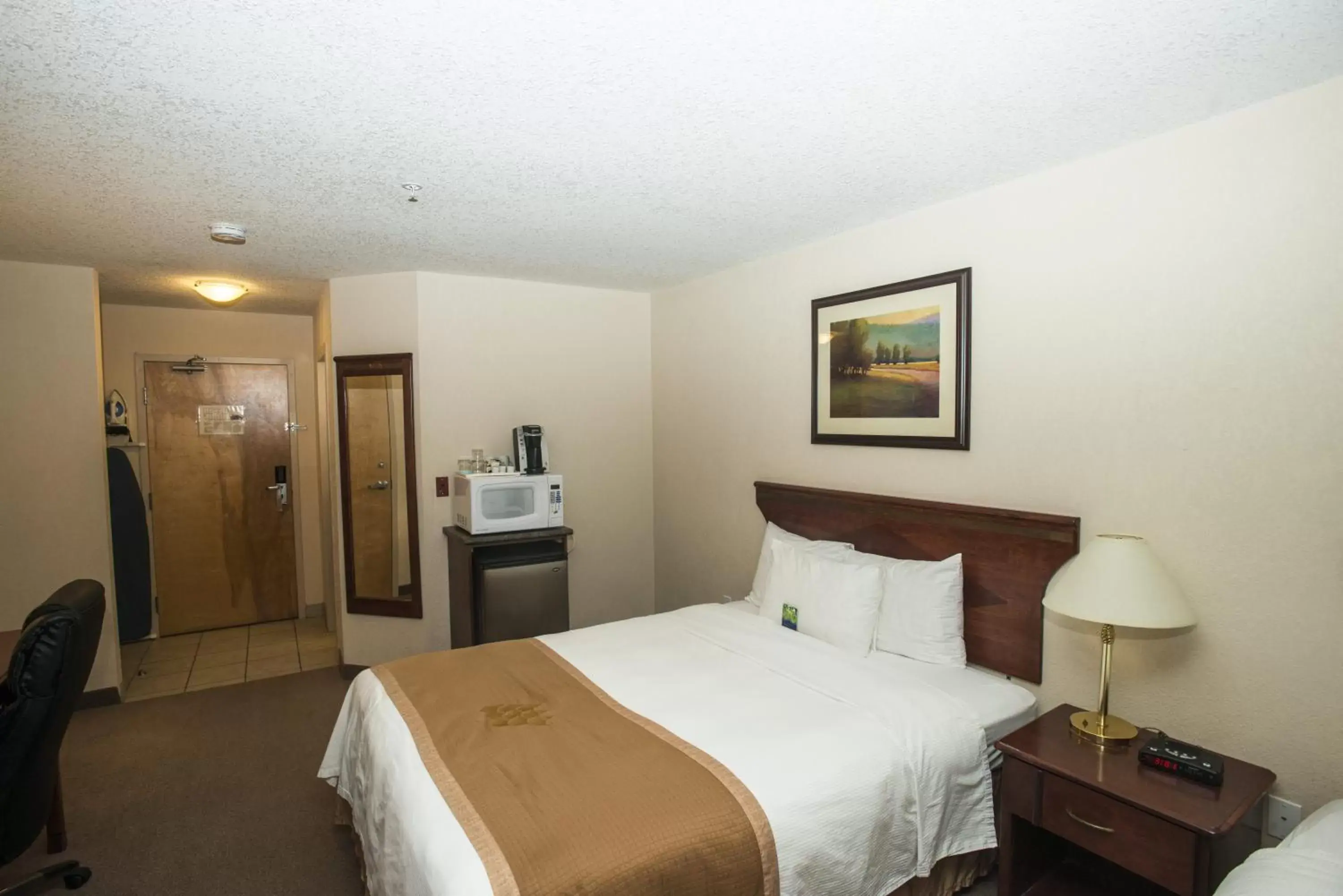 Bed in Lakeview Inns & Suites - Chetwynd