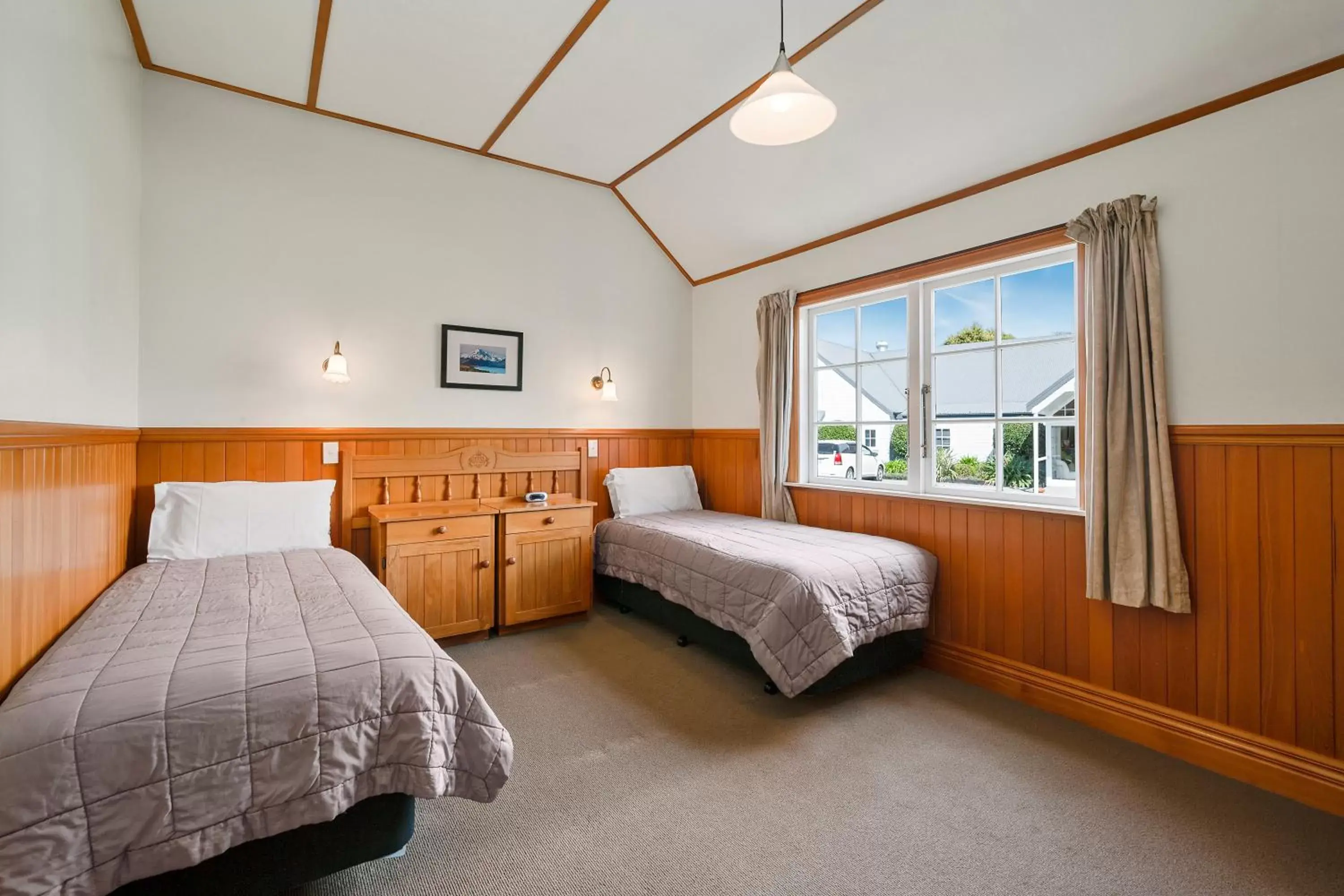 Bedroom, Bed in Quality Suites Huka Falls
