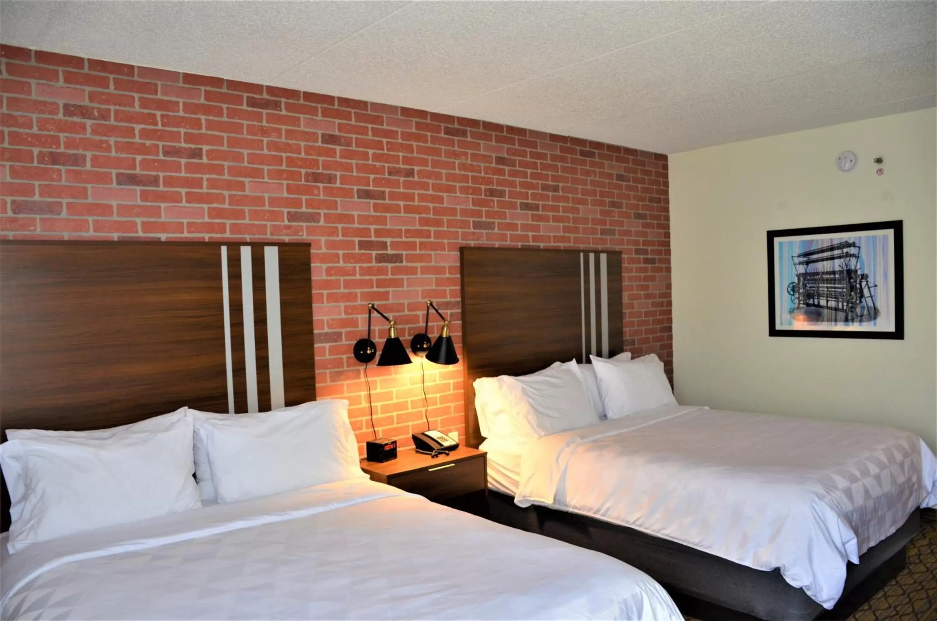 Photo of the whole room, Bed in Burrstone Inn, Ascend Hotel Collection