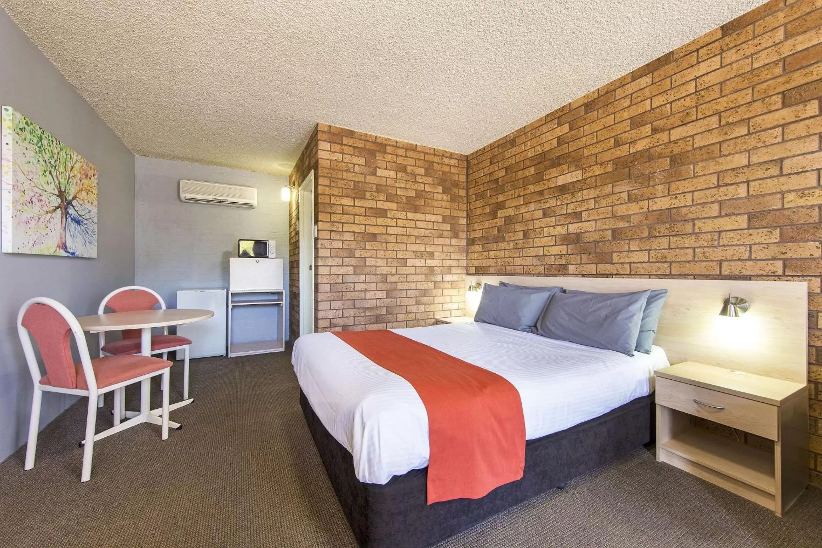 Photo of the whole room, Bed in Comfort Inn Dubbo City