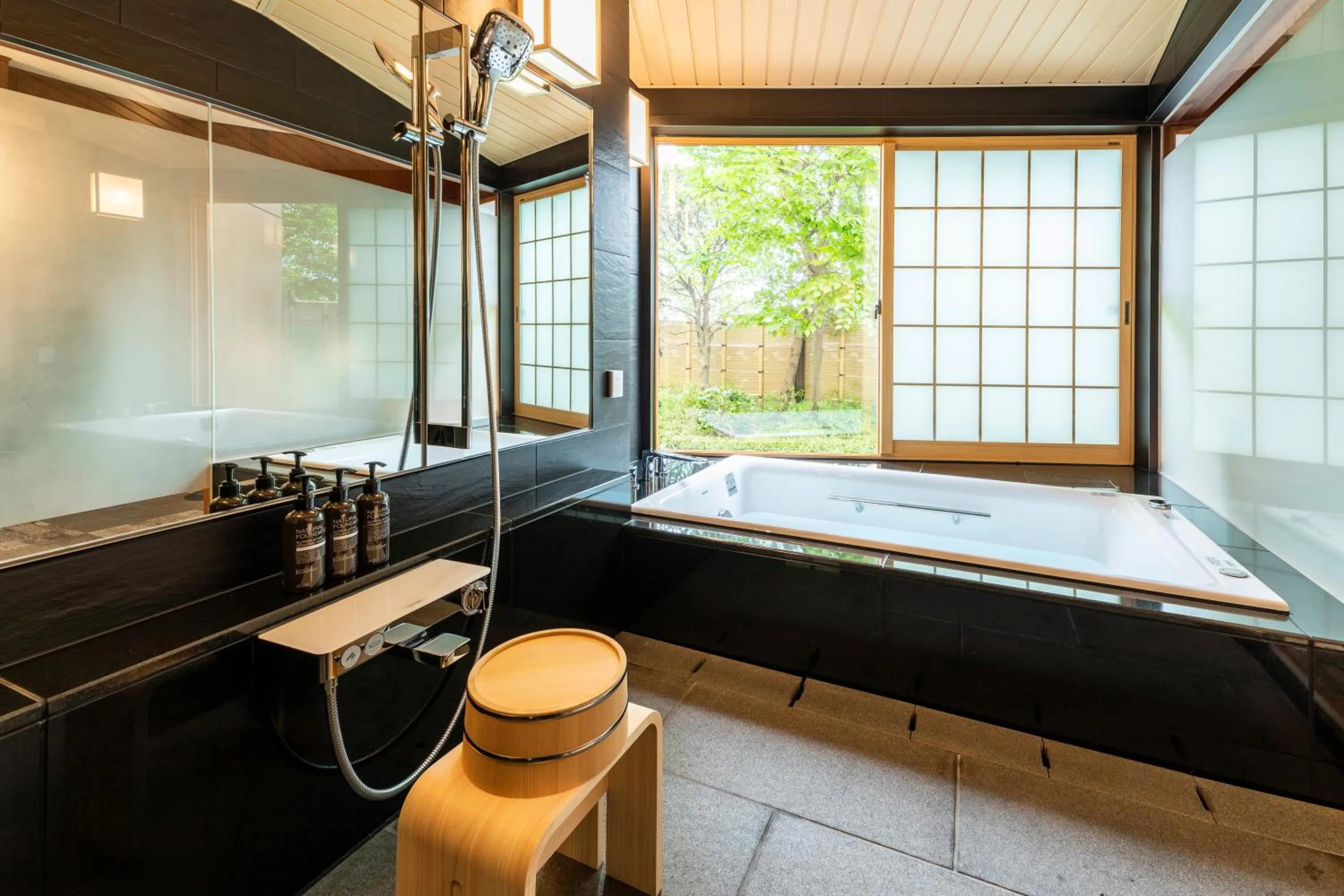 Shower in Hotel Gajoen Tokyo