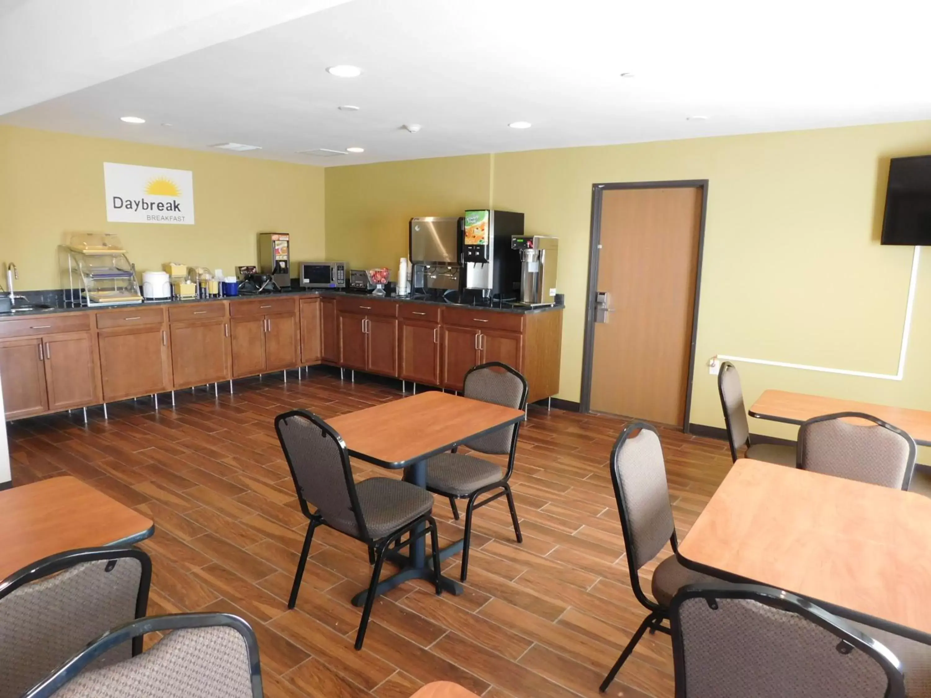 Continental breakfast, Restaurant/Places to Eat in Days Inn & Suites by Wyndham Rochester South