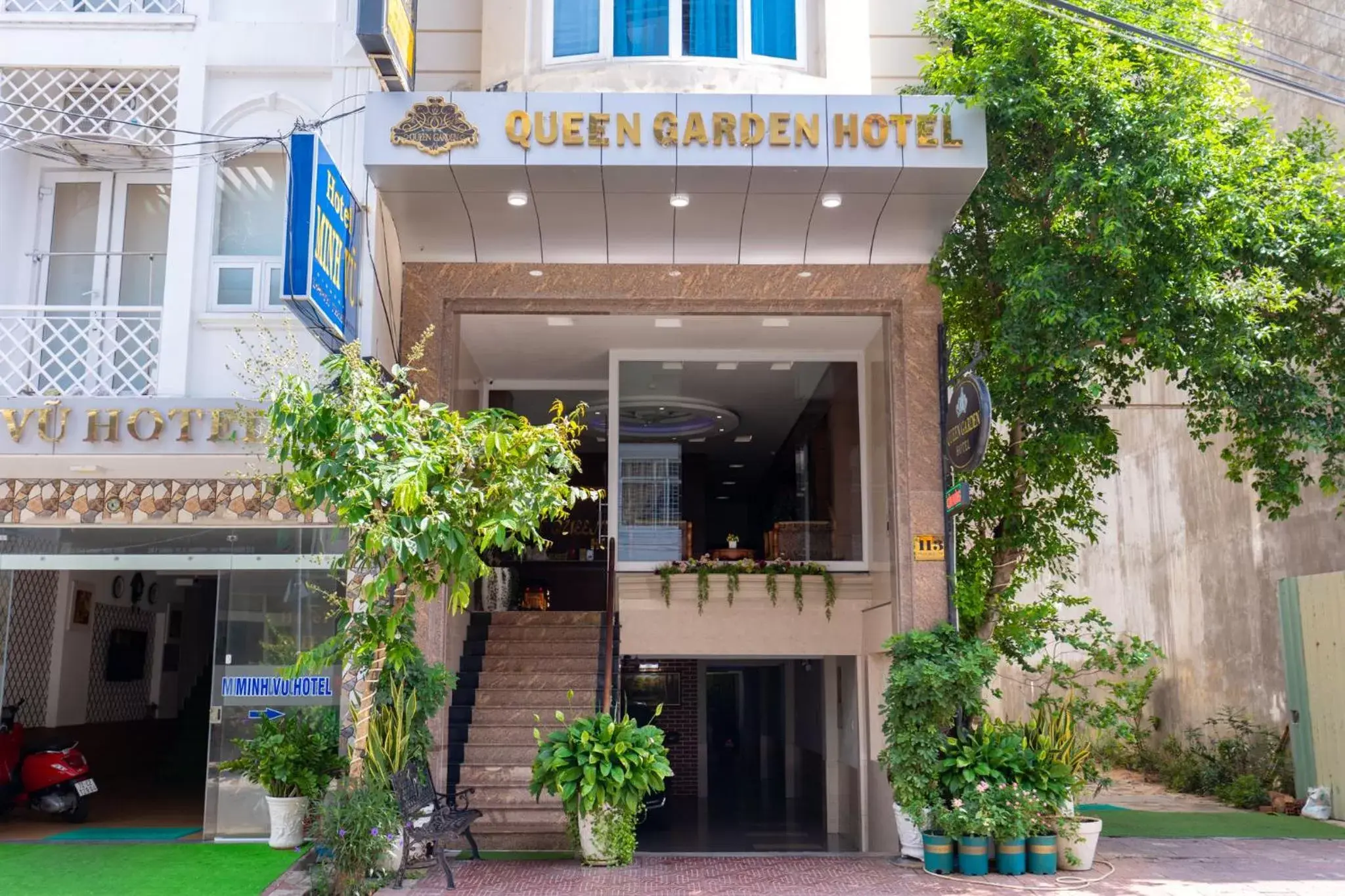 Property building in Queen Garden Hotel & Apartment