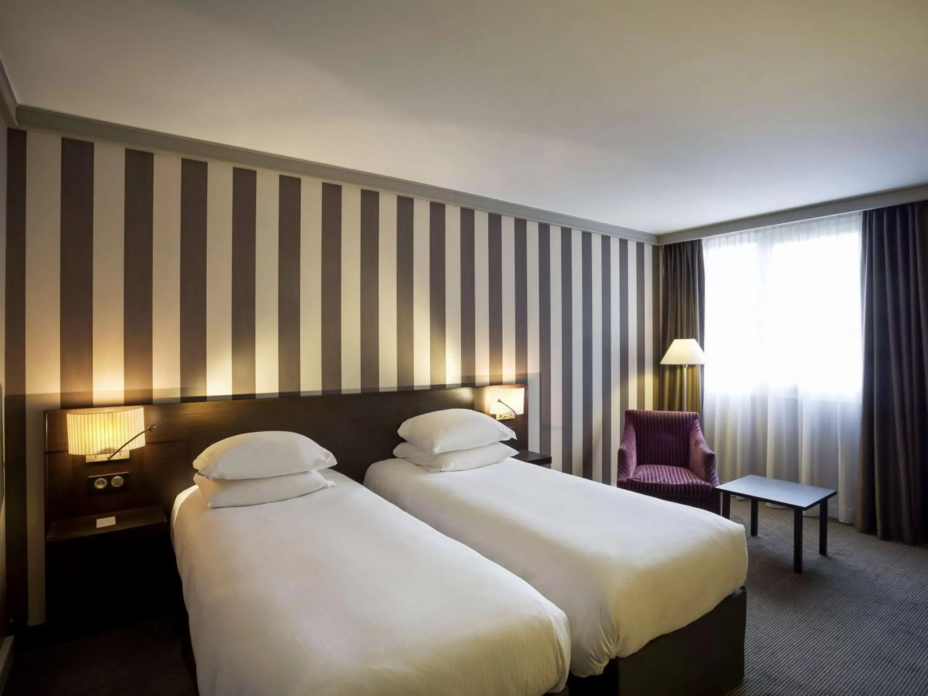 Photo of the whole room, Bed in Pullman Toulouse Airport