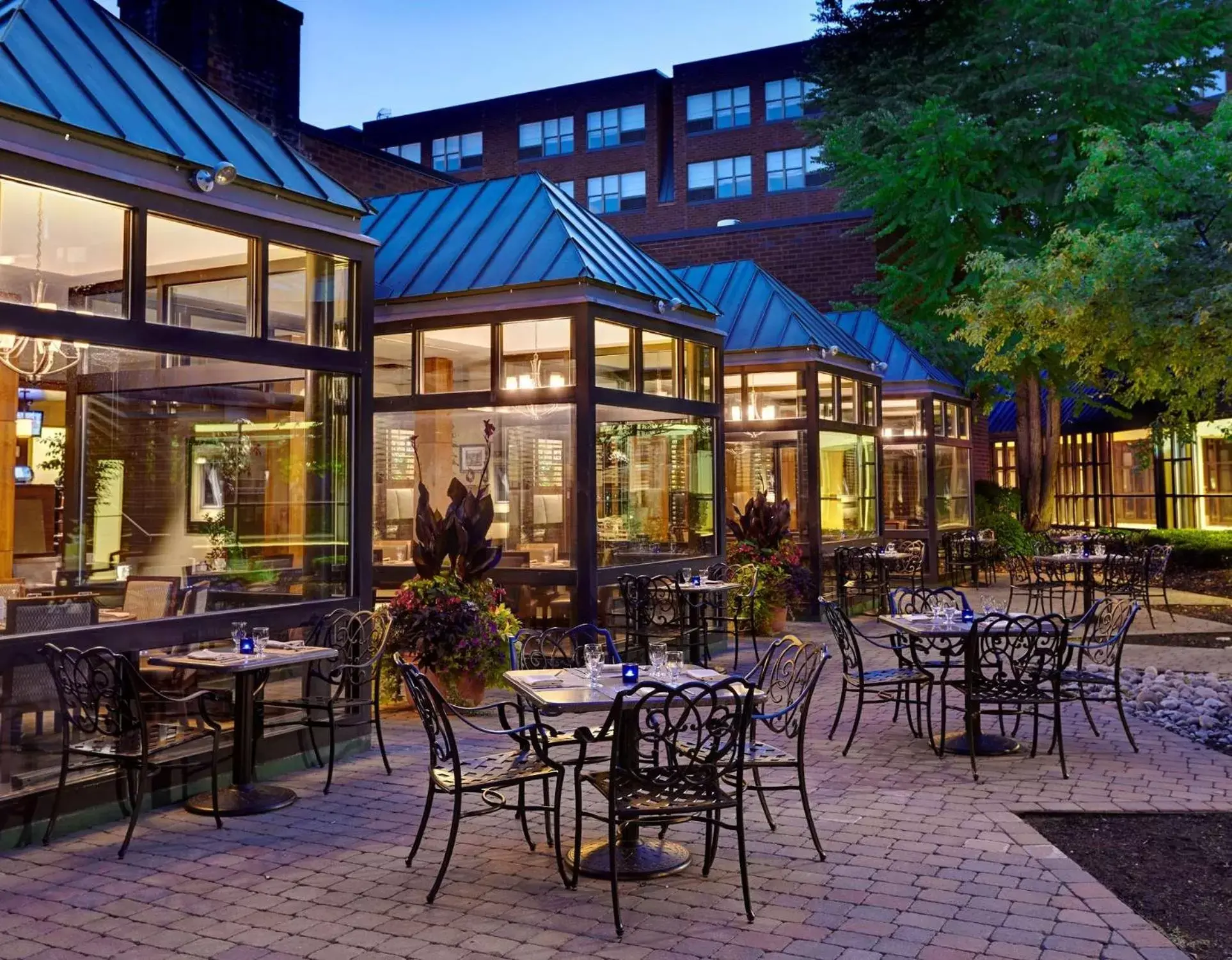Inner courtyard view, Restaurant/Places to Eat in The Saratoga Hilton
