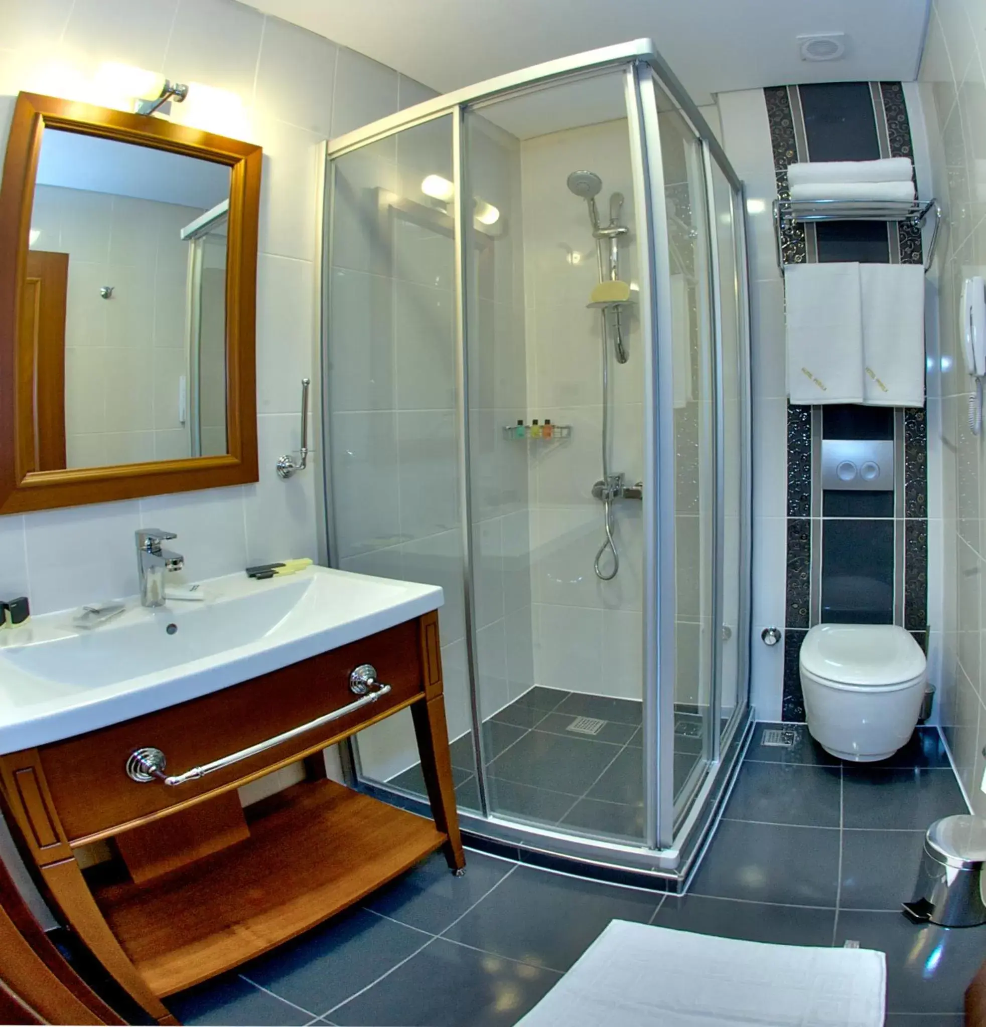 Shower, Bathroom in Hotel Perula