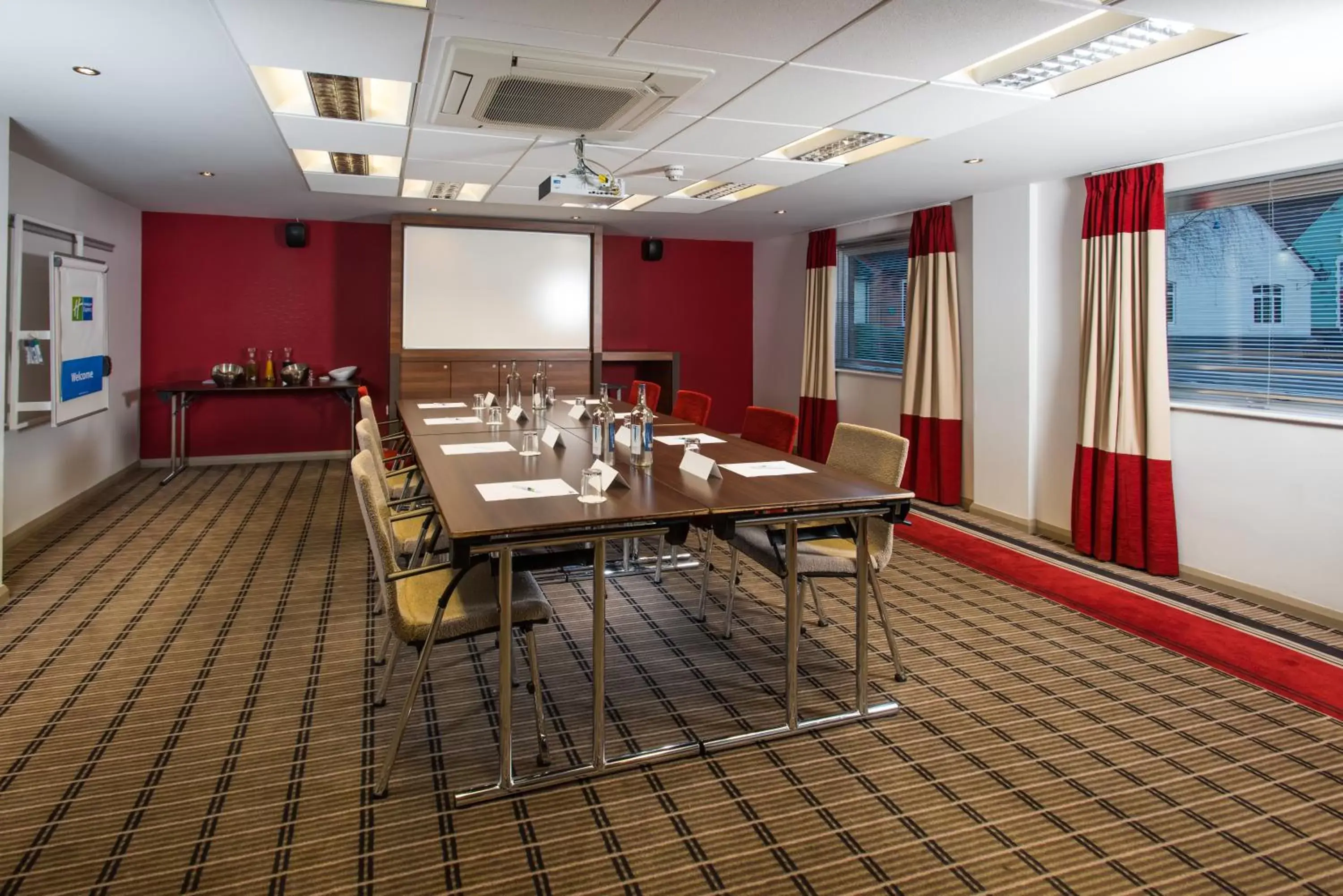 Meeting/conference room in Holiday Inn Express Warwick - Stratford-upon-Avon, an IHG Hotel