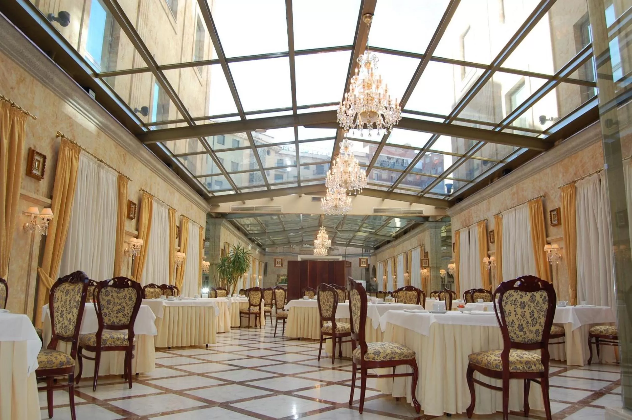 Restaurant/places to eat in Hotel Alameda Palace
