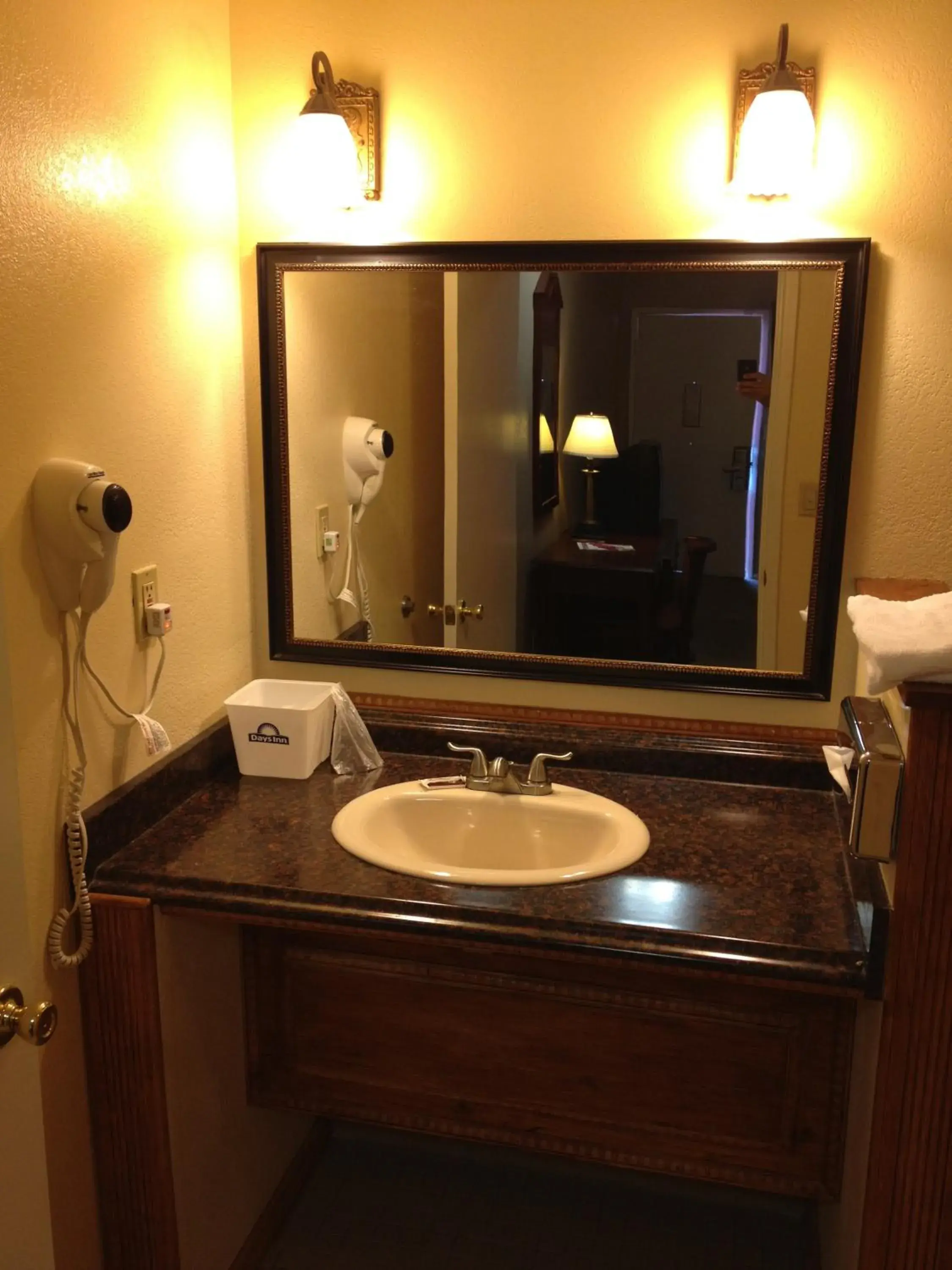 Bathroom in Park Avenue Inn & Suites